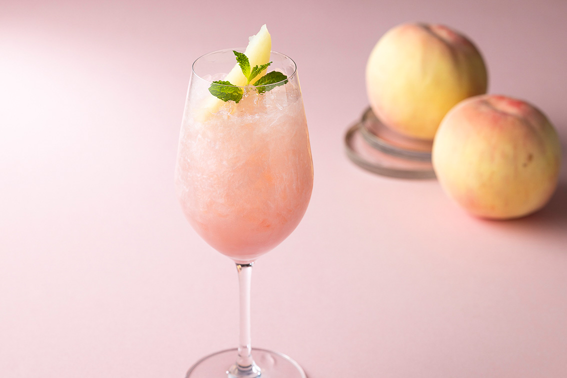 季節のノンアルドリンクとして「Peach Veil（ピーチヴェール）」を同期間中に提供する。アーティストカフェ店内ではサービス料込み1400円