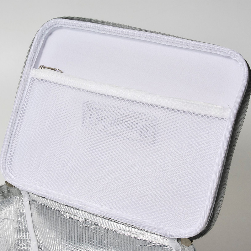 内側にはファスナーメッシュポケット。保冷剤などを収納できる