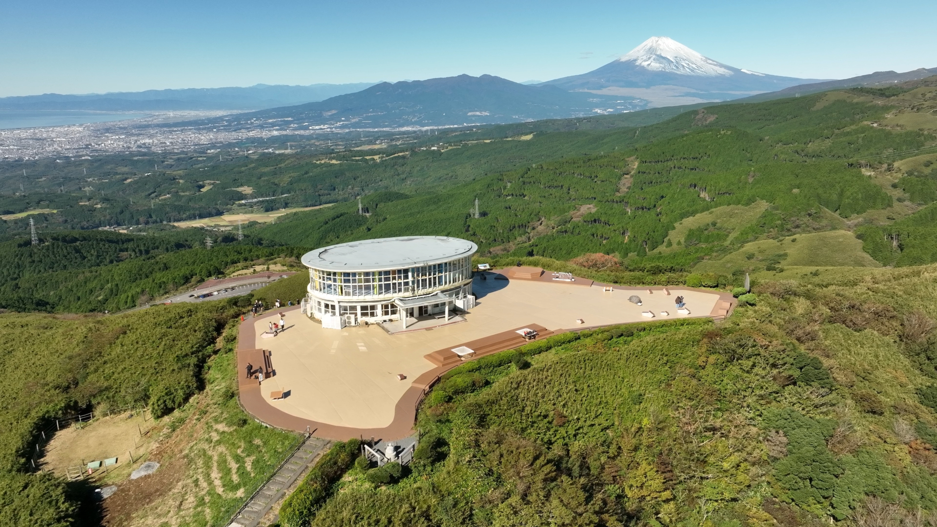 山頂には、展望デッキやカフェ、モニュメントなど整備した「PANORAMA TERRACE 1059」が広がる