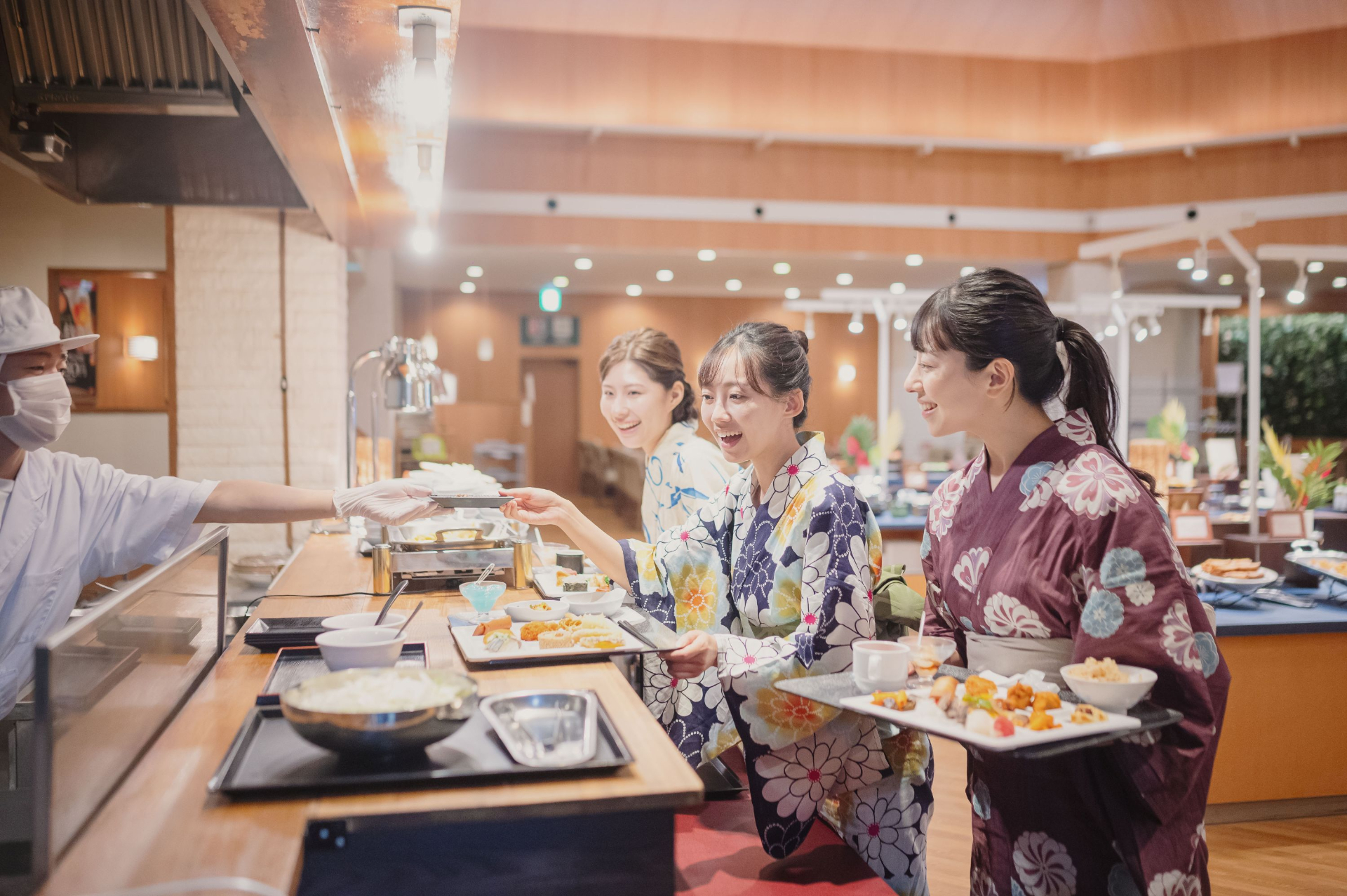 大江戸温泉物語スタンダードとわんわんリゾートでは、季節フェアメニューやライブキッチンでの出来たて料理、セルフで作るのっけ丼も
