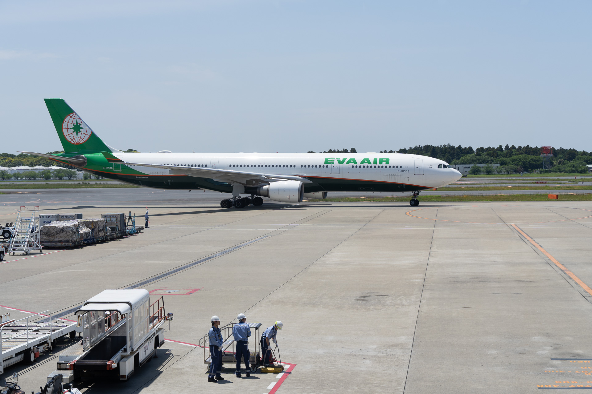 高雄発の大型化初便が成田へ到着（登録記号：B-16338）