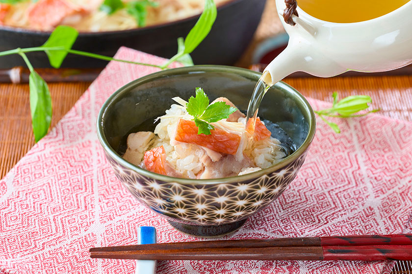 朝食では鯛だし茶漬けや海鮮のっけ丼も