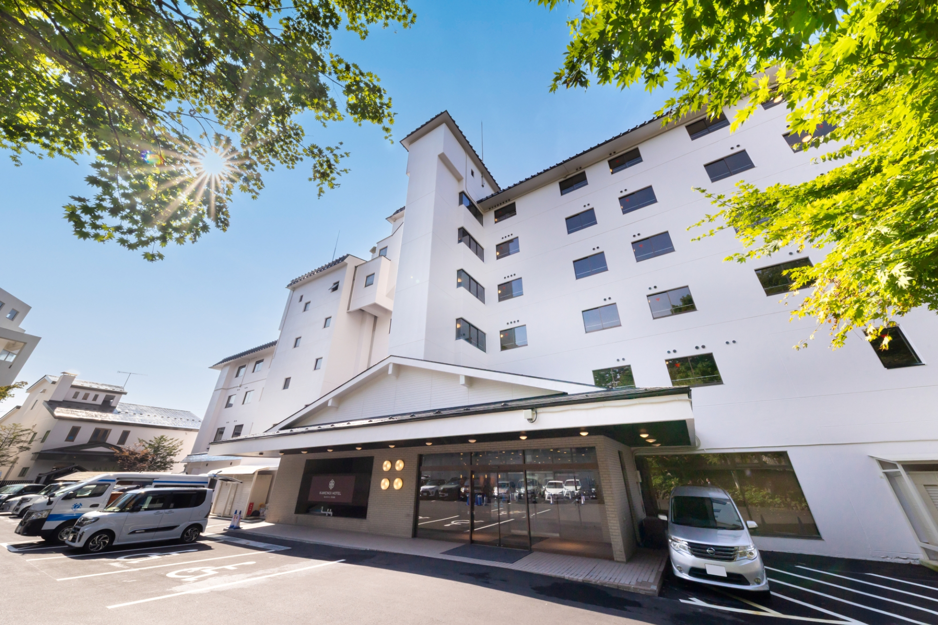 亀の井ホテル 草津湯畑。湯畑まで徒歩3分、西の河原通りに面し、温泉街さんぽにも便利。3つの異なる源泉と和モダンな客室も特徴