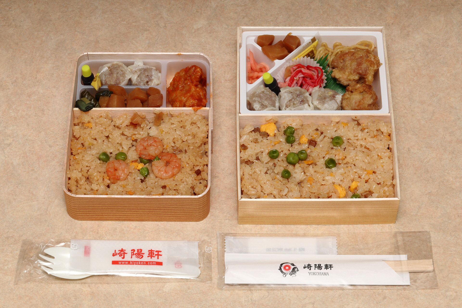 崎陽軒の2つの定番商品「横濱チャーハン」（左）と「炒飯弁当」（右）