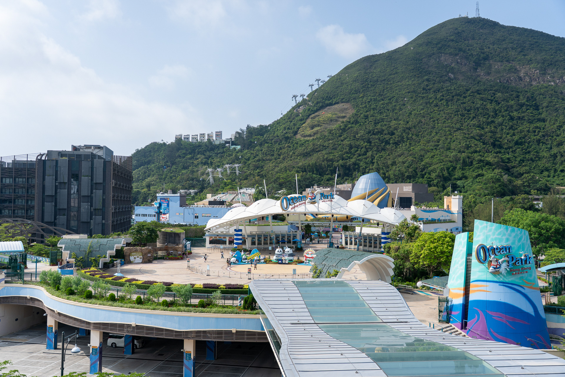 海洋公園（オーシャンパーク）駅からの眺め。駅直結なので入り口は目の前です
