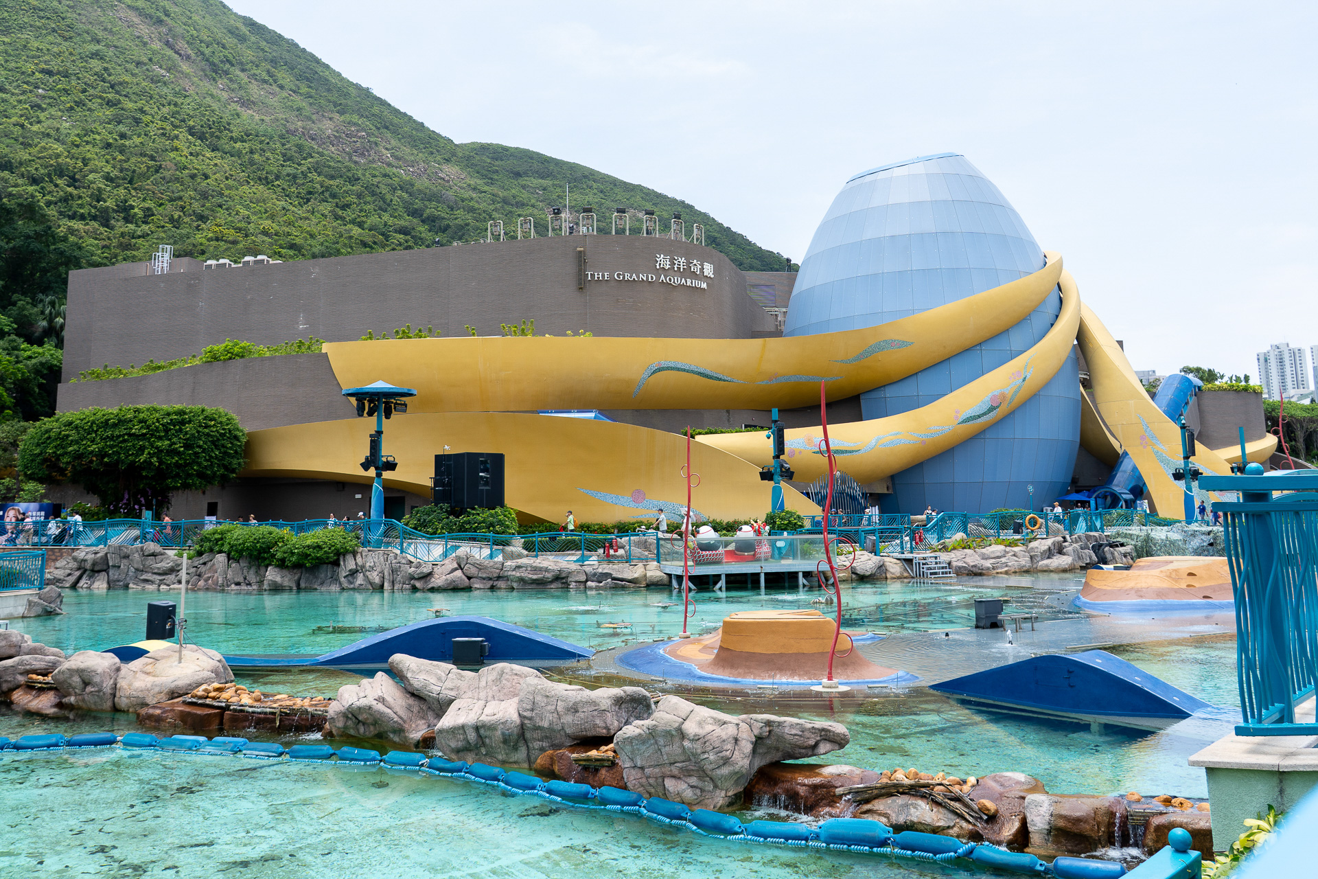 巨大ドーム型水槽がある大水族館（THE GRAND AQUARIUM）