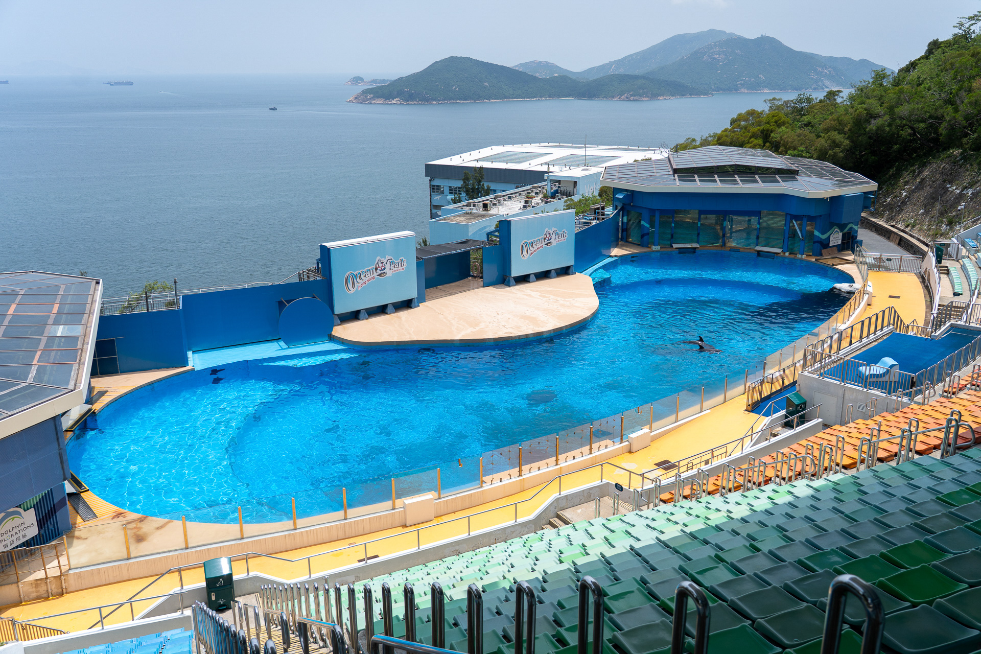 海が見渡せるオープンスタジアム「ドルフィンエクスプロレーション（海豚探秘）」