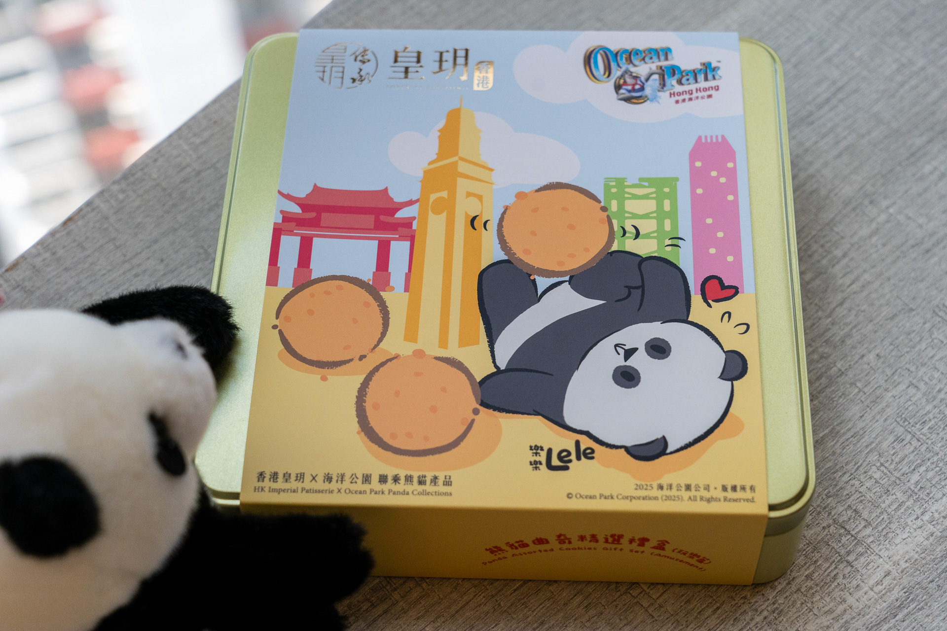 ホテルの近くにあった焼き菓子ブランド「皇玥」で、香港オーシャンパークとのコラボ商品もゲット。2種類のクッキーセットです