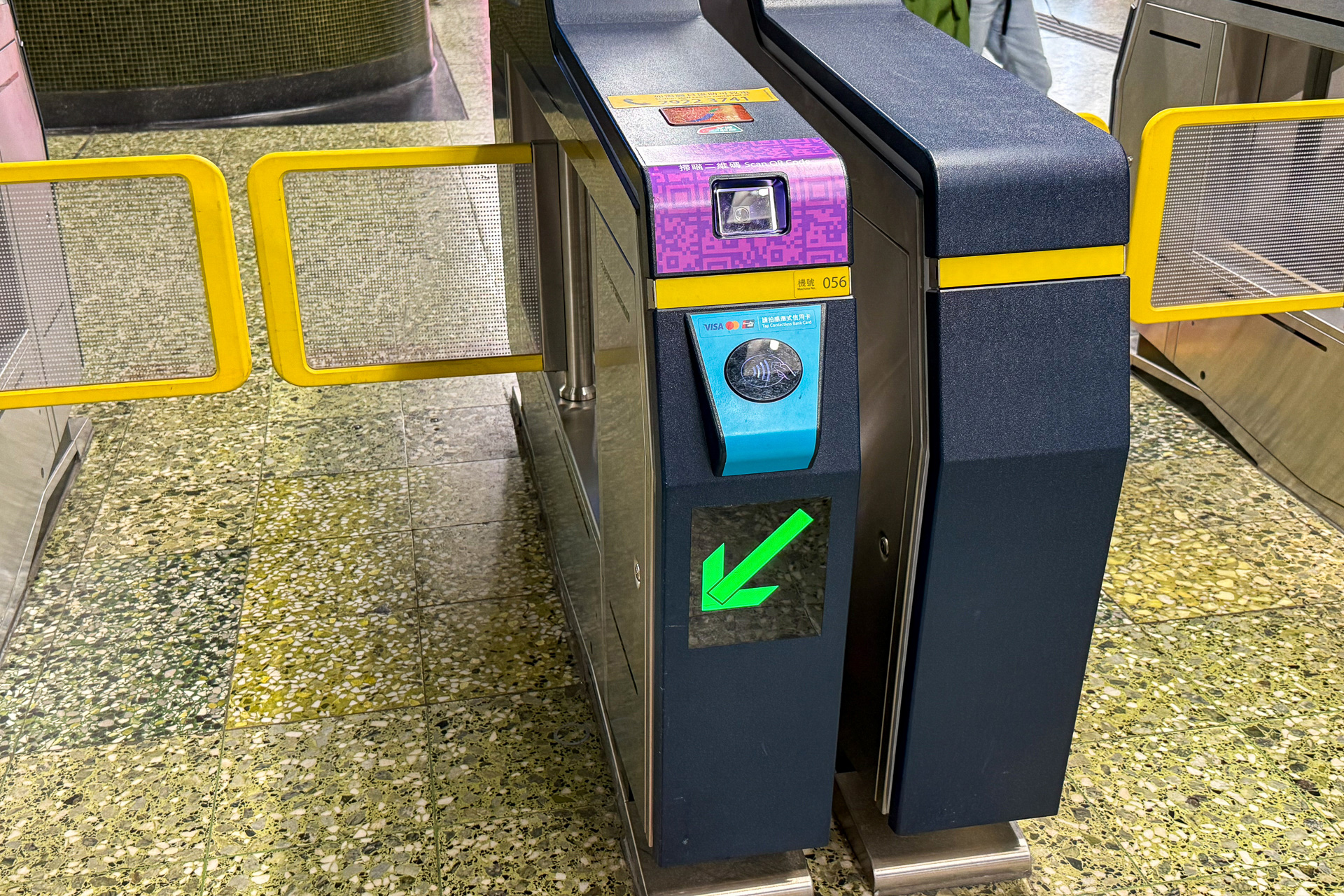 改札機にある水色の部分にクレジットカードをピッと触れるだけの「VISA/Mastercardタッチ」は香港でも