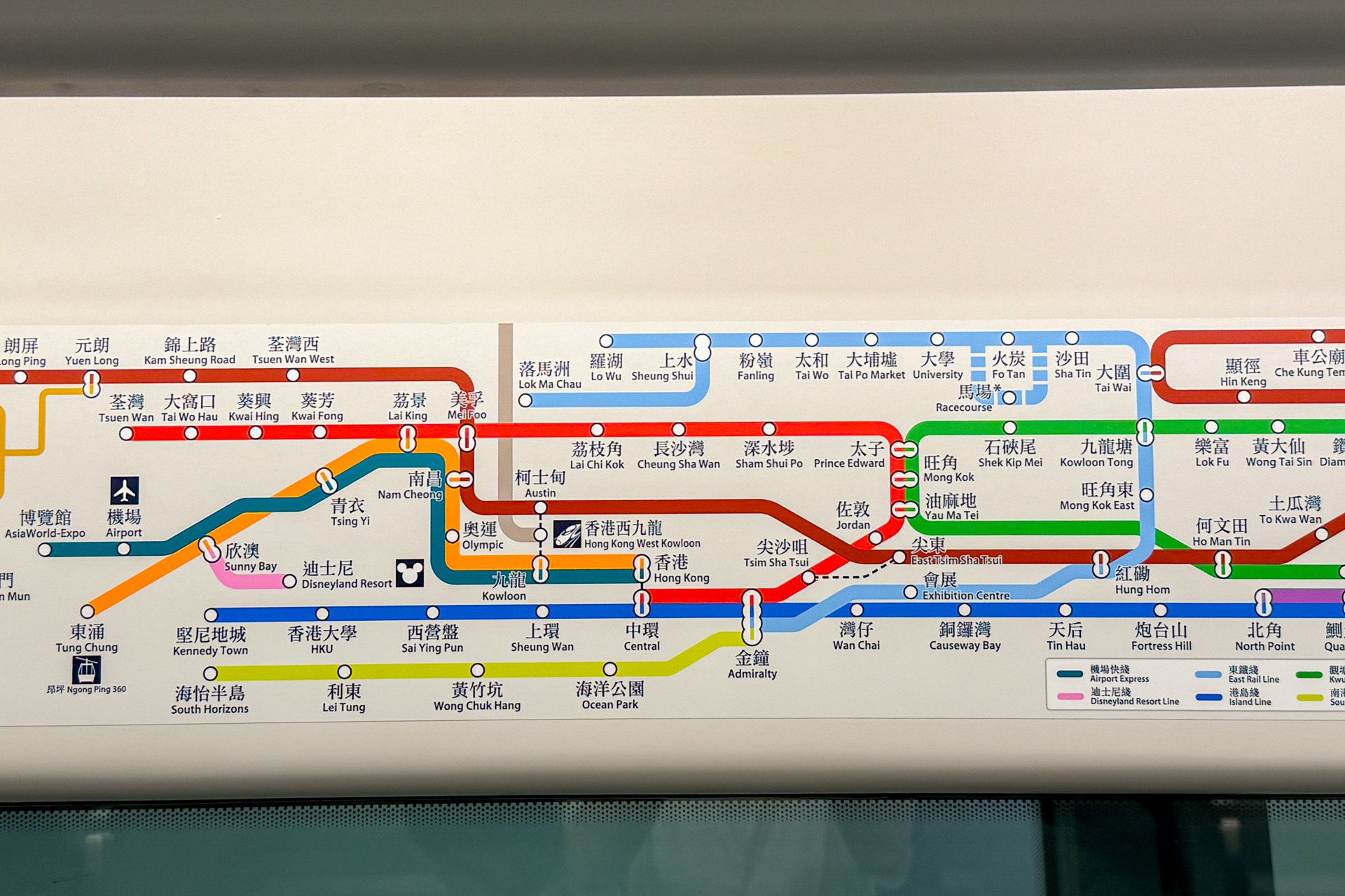 香港の地下鉄は路線ごとに色分け表示されているので、初めてでも直感的に乗り換えができました