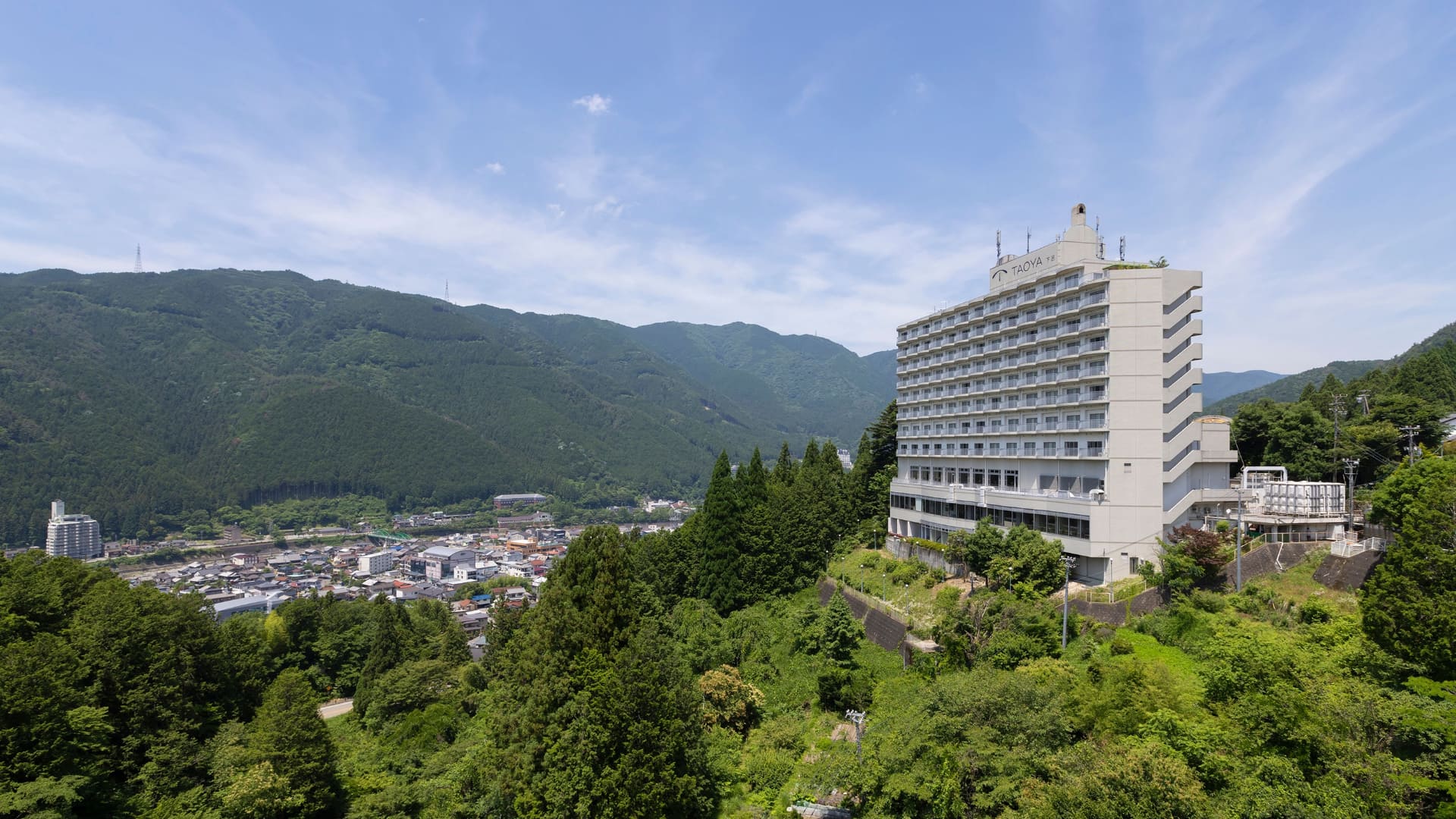 温泉リゾートホテル「TAOYA下呂」。ラウンジからは南飛騨の山々や下呂温泉街を望む