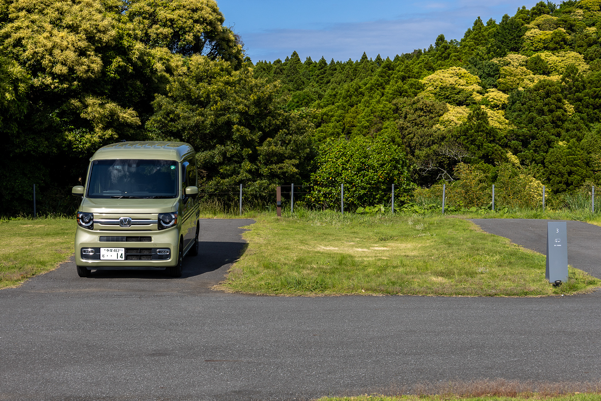 駐車区画と芝生区画。芝生区画の方が幅を広く設定している
