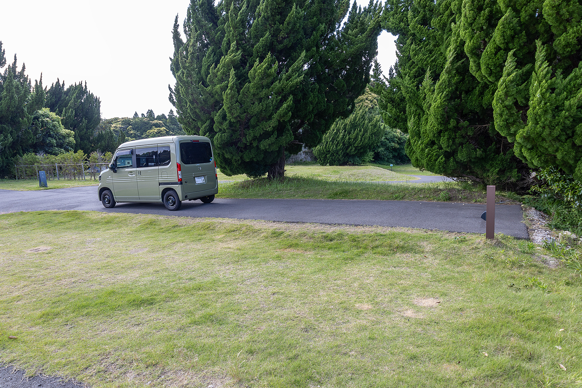 すべてのサイトに電源がある。サイトの一番後ろにあるので、駐車位置や車両側の電源引き込み口によっては長めのコードが必要になる