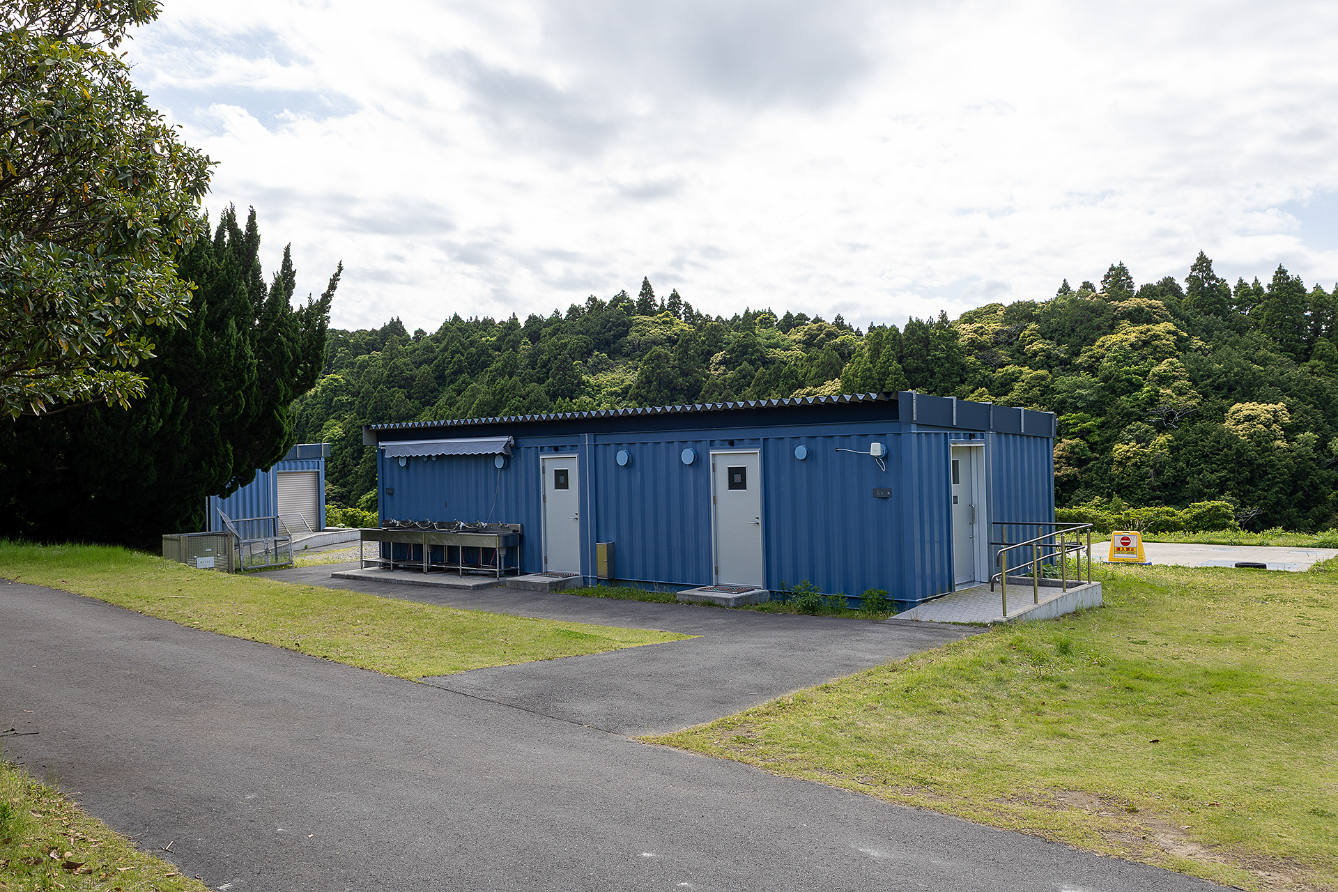 トイレやシャワーが入る建屋。RVパークからはキャンプエリアを通って行くが距離は短い。夜間は建物の外にも照明がついているので、遅い時間の利用も安心できる