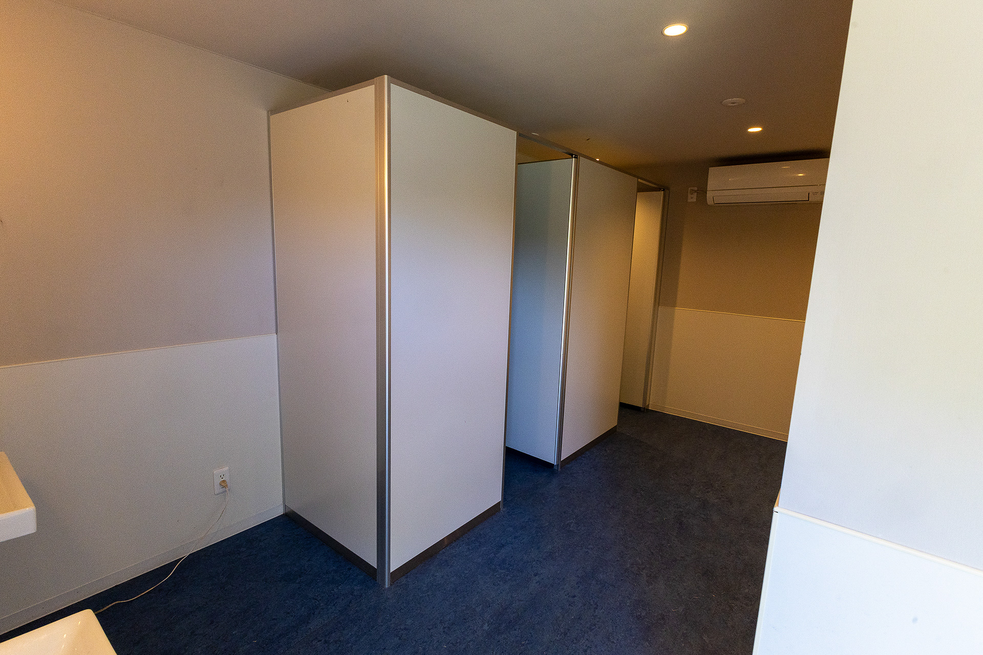 男性用トイレの内部。個室の便座は洗浄機付き