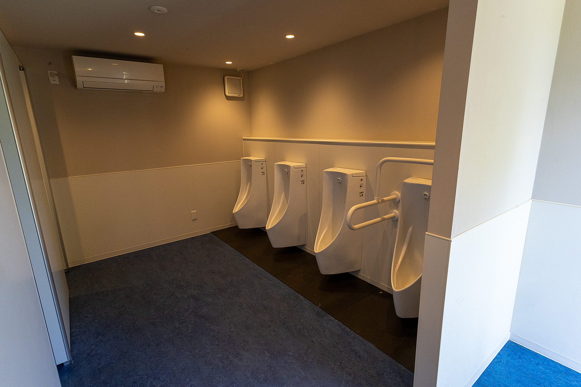 トイレにもエアコンを設置している