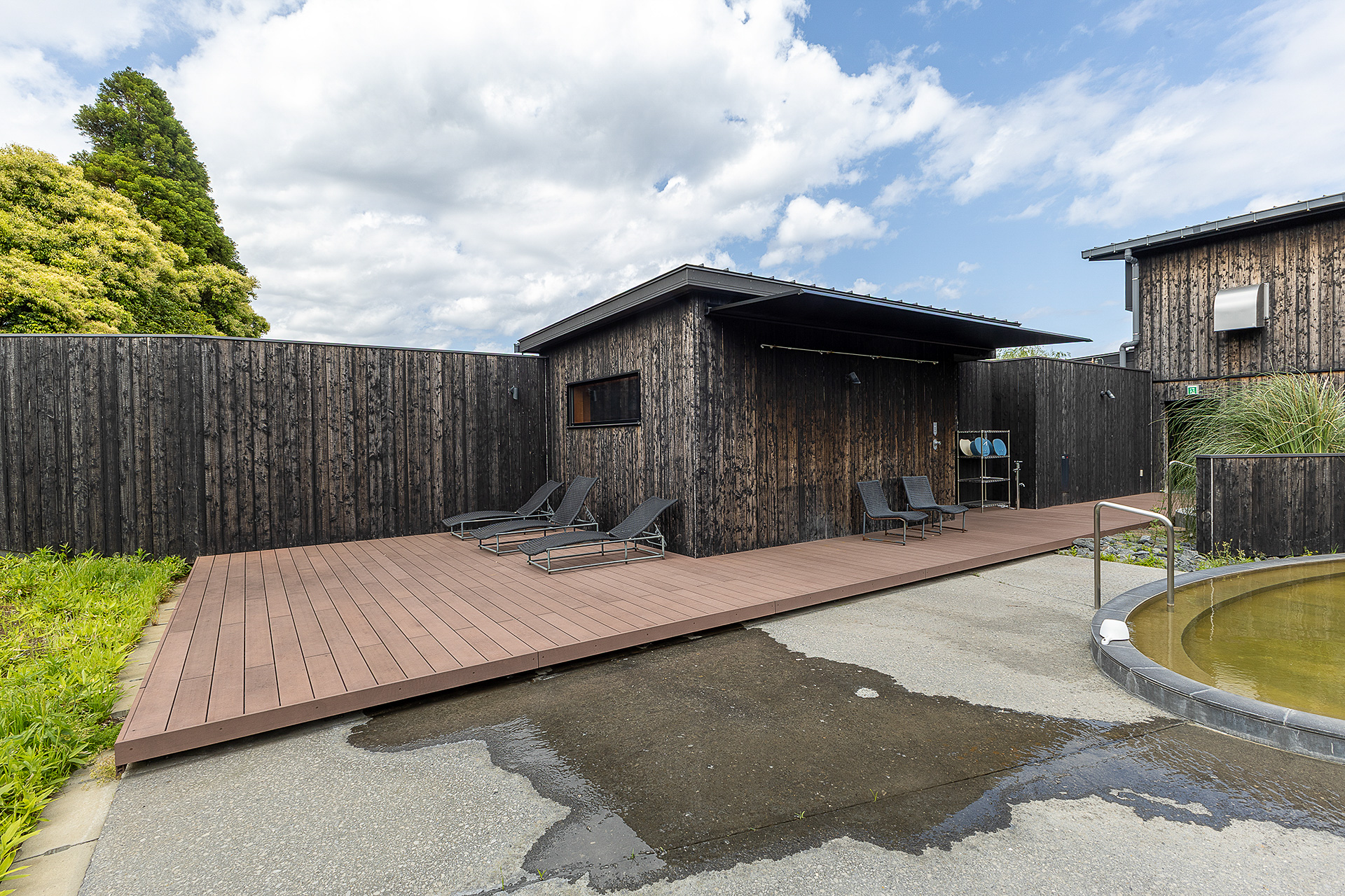 露天風呂にある建物がサウナ棟