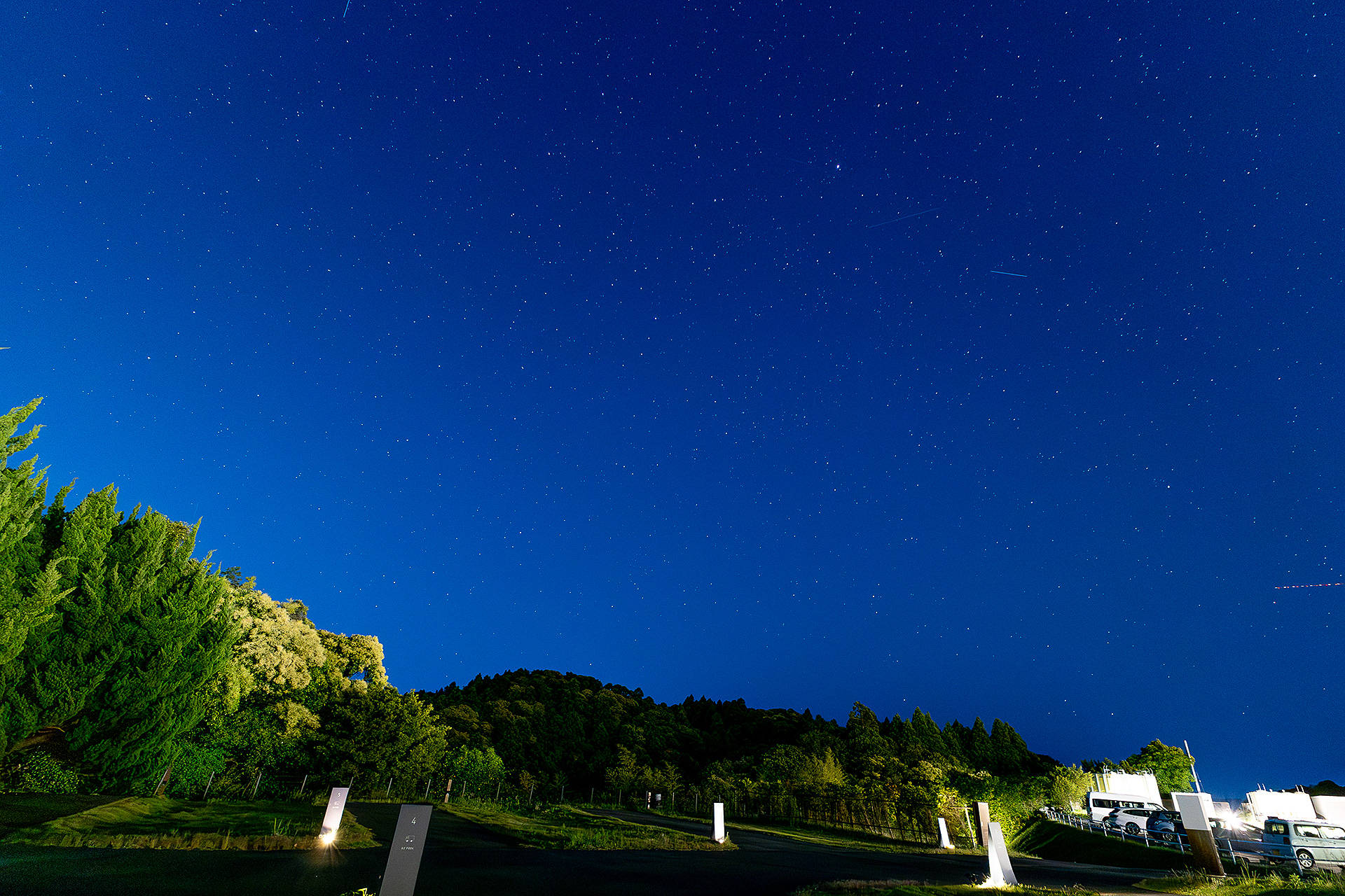 こちらは山ひとつ向こうの太平洋側を向いたもの。明かりがないので星がよく見える。夜の海の上から見る星空はこんな感じなんだろうか