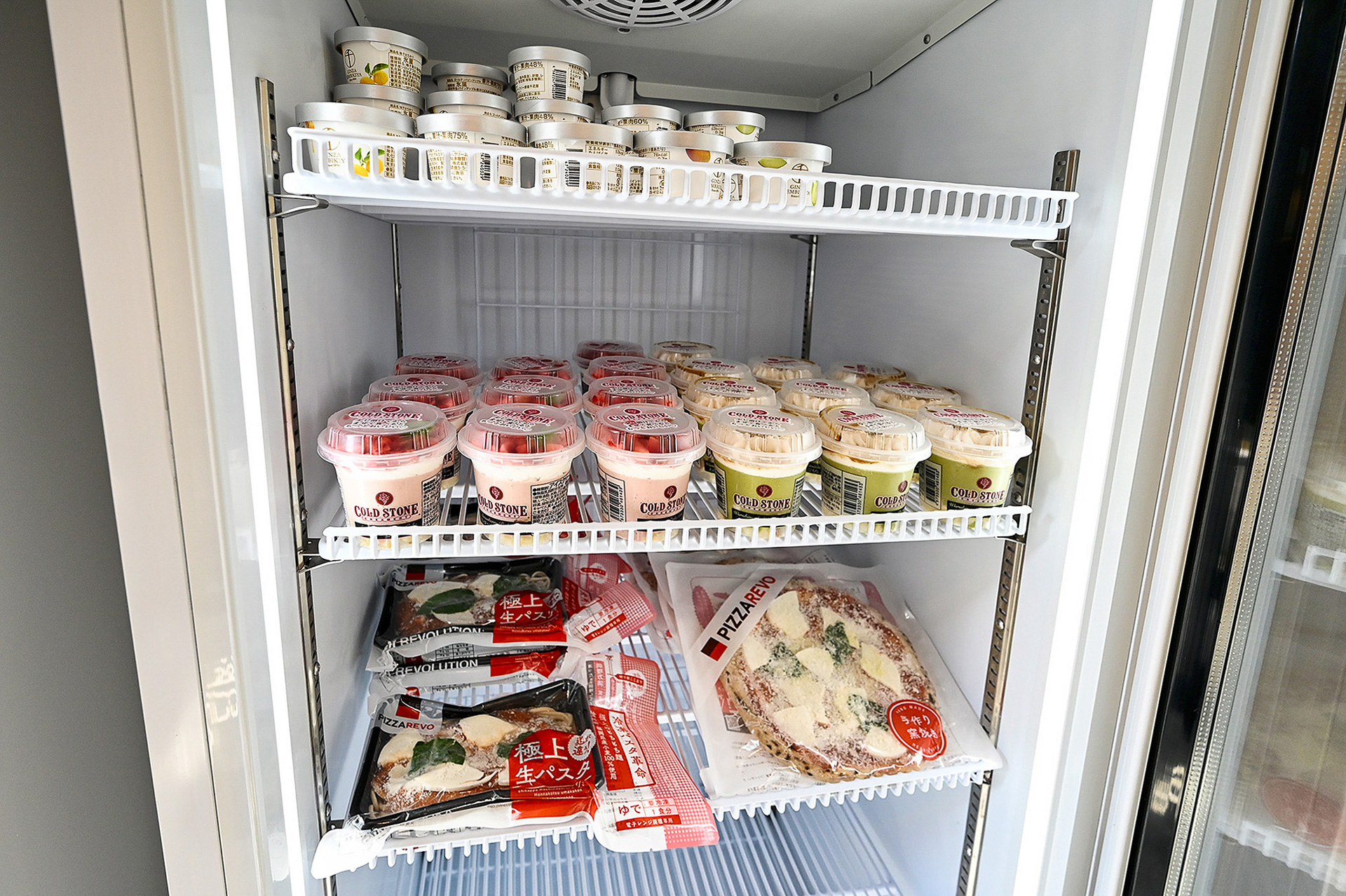 共用スペースには無人販売機やアイスマシン、オンラインで問い合わせなどができる端末が置かれている