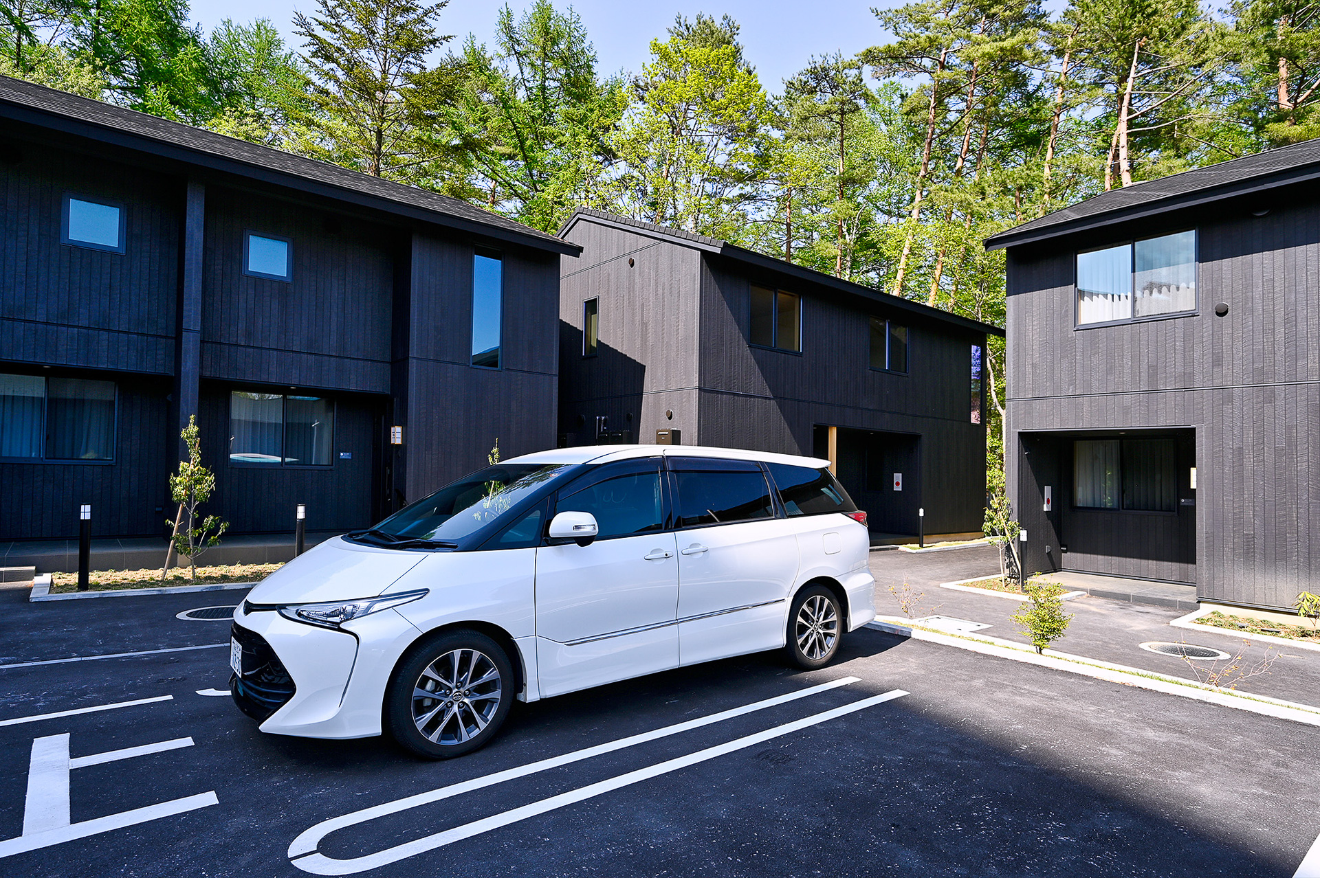 施設内唯一の単独棟で駐車場も目の前。12名定員なので大人数や複数家族での利用など多様な用途に対応可能