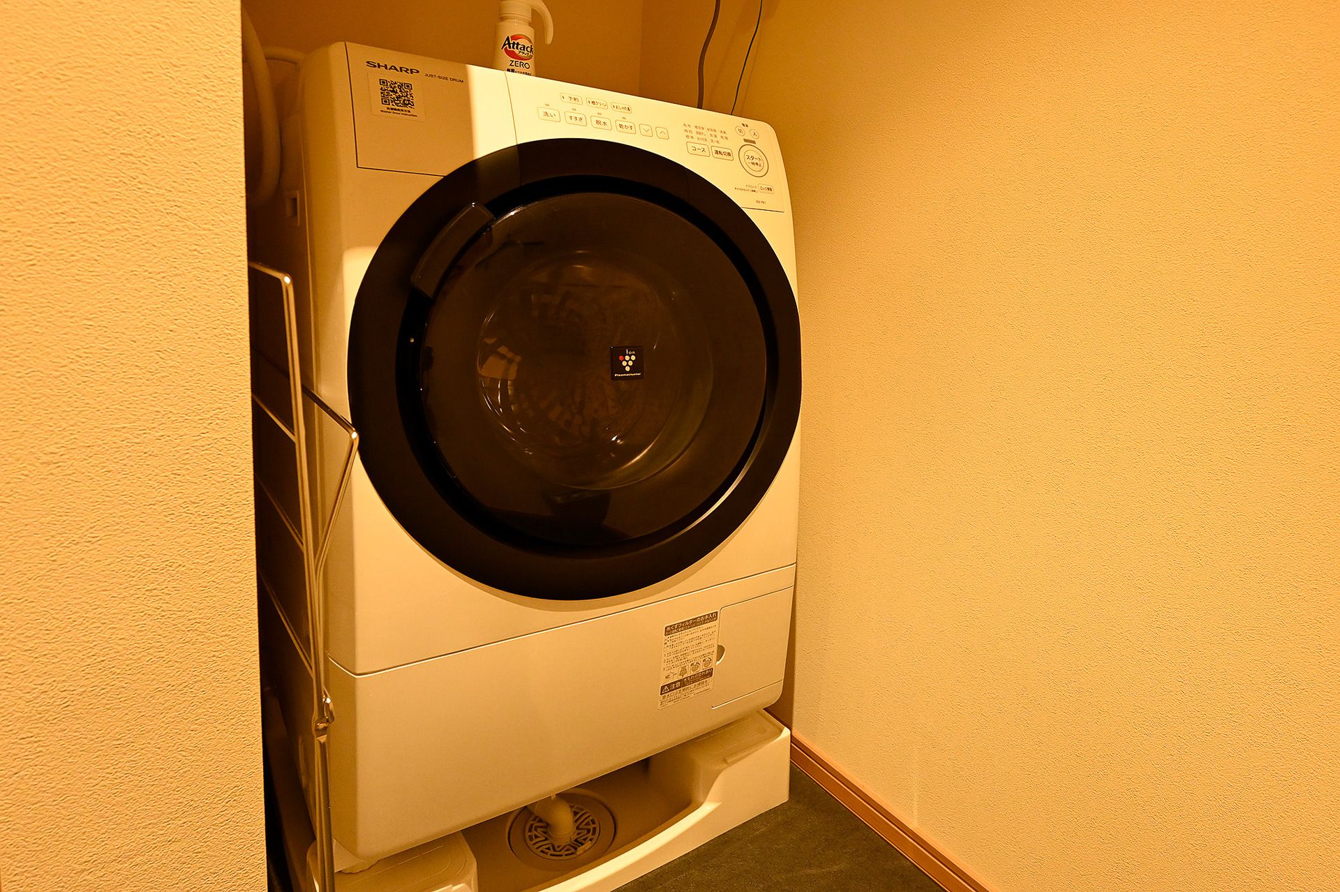 ドラム式の洗濯機も完備なので長期滞在も気兼ねなくできそうだ（洗濯洗剤も完備）