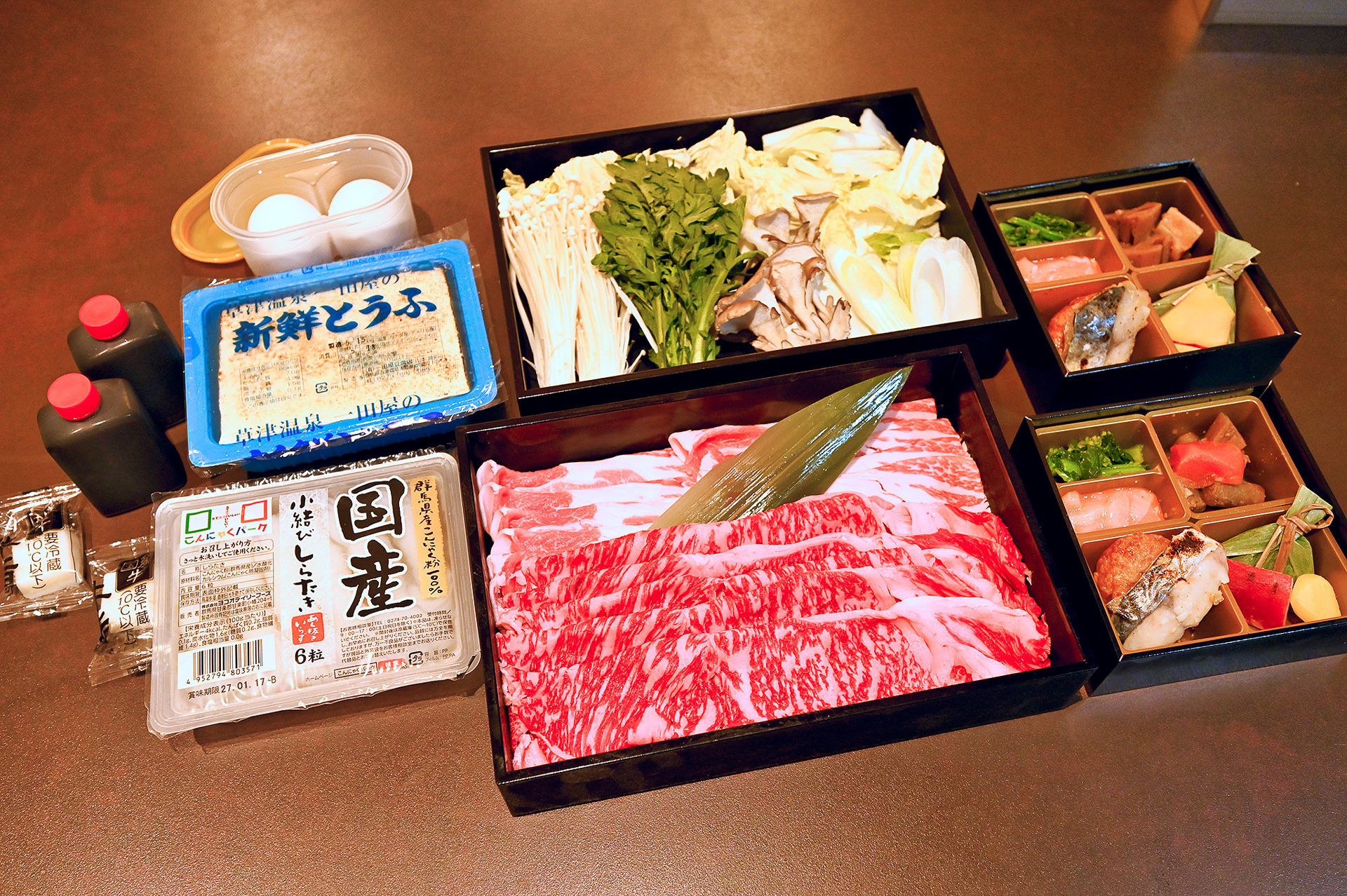 夕食の上州牛といなか豚のすき焼き＆おばんざいセット（写真は2人前）。ほかにも赤城牛とやまと豚の鉄板焼きセットや六合舞茸といなか豚のきのこ鍋＆おばんざいセット、六合舞茸と魚介の山海トマト鍋 -高崎パスタ仕立て-（群馬県高崎市の昭和57年創業の老舗・ボンジョルノと連携）からチョイスすることができる