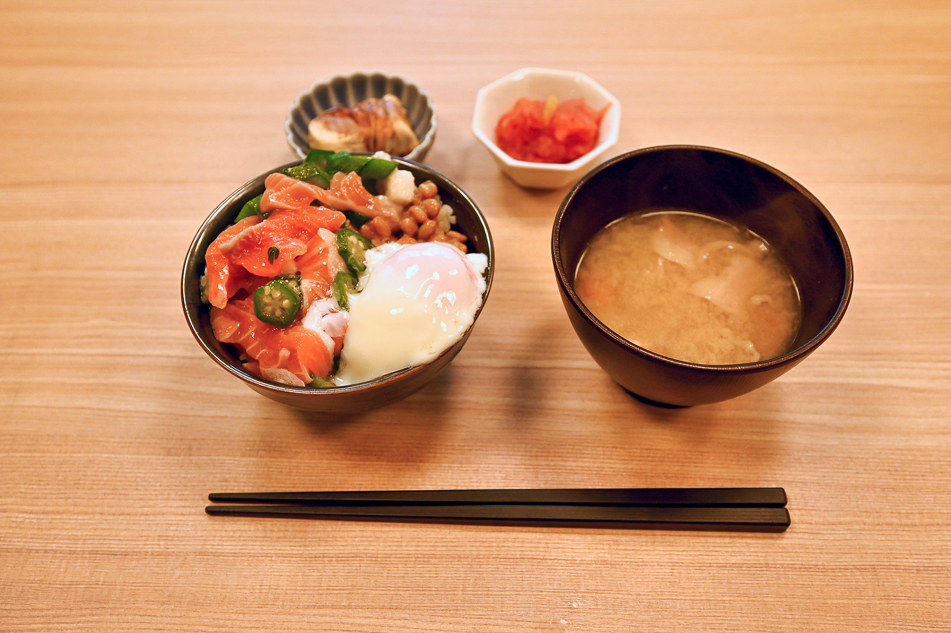 朝食は和をチョイス。群馬県産シルクサーモンのねばねば丼。ほかに洋朝食として冷燻シルクサーモンとアボカドのオープンサンドが選べる