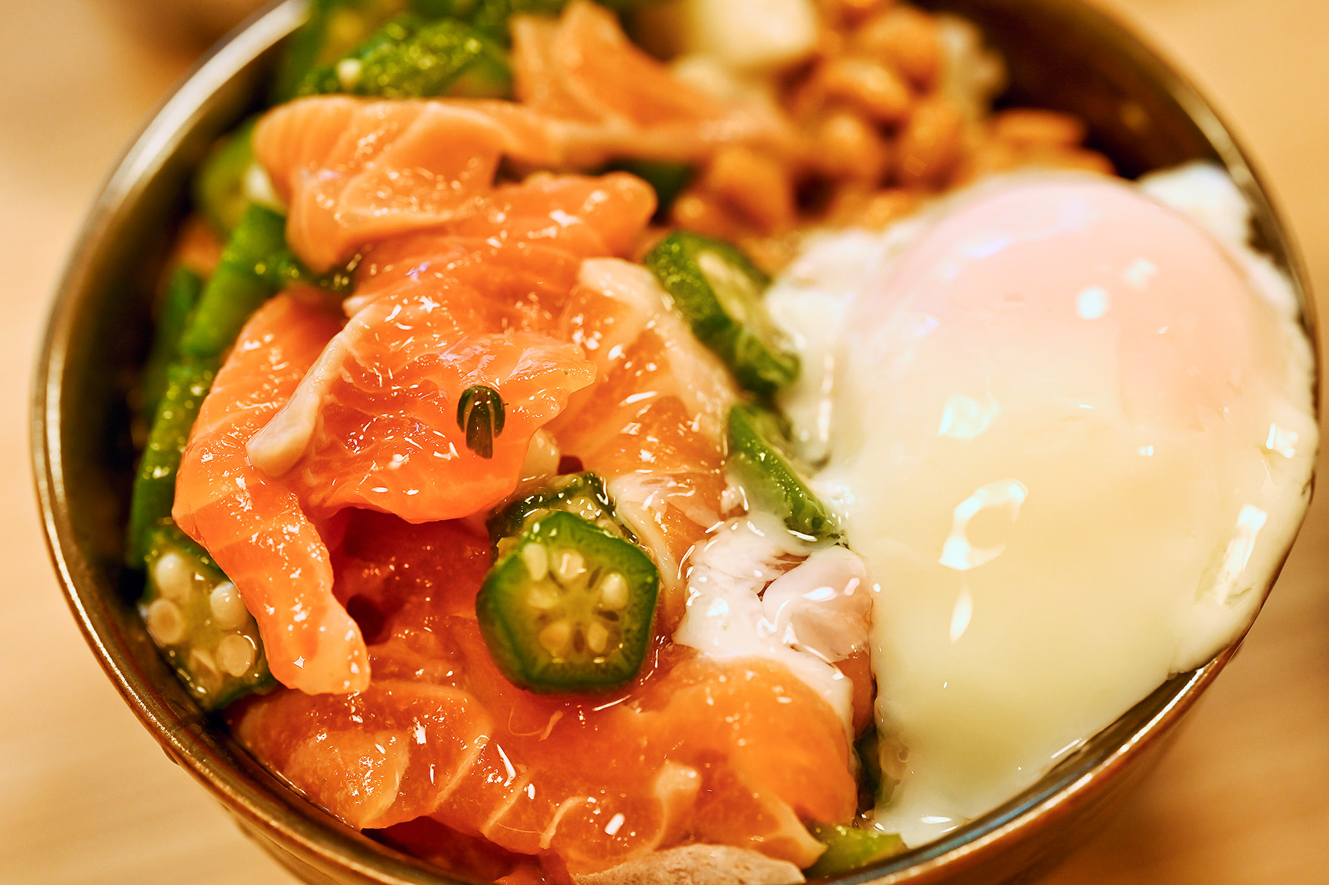納豆に温泉卵、オクラがシルクサーモンの旨味を存分に引き出してくれる。豚汁はレンジで温めるだけ