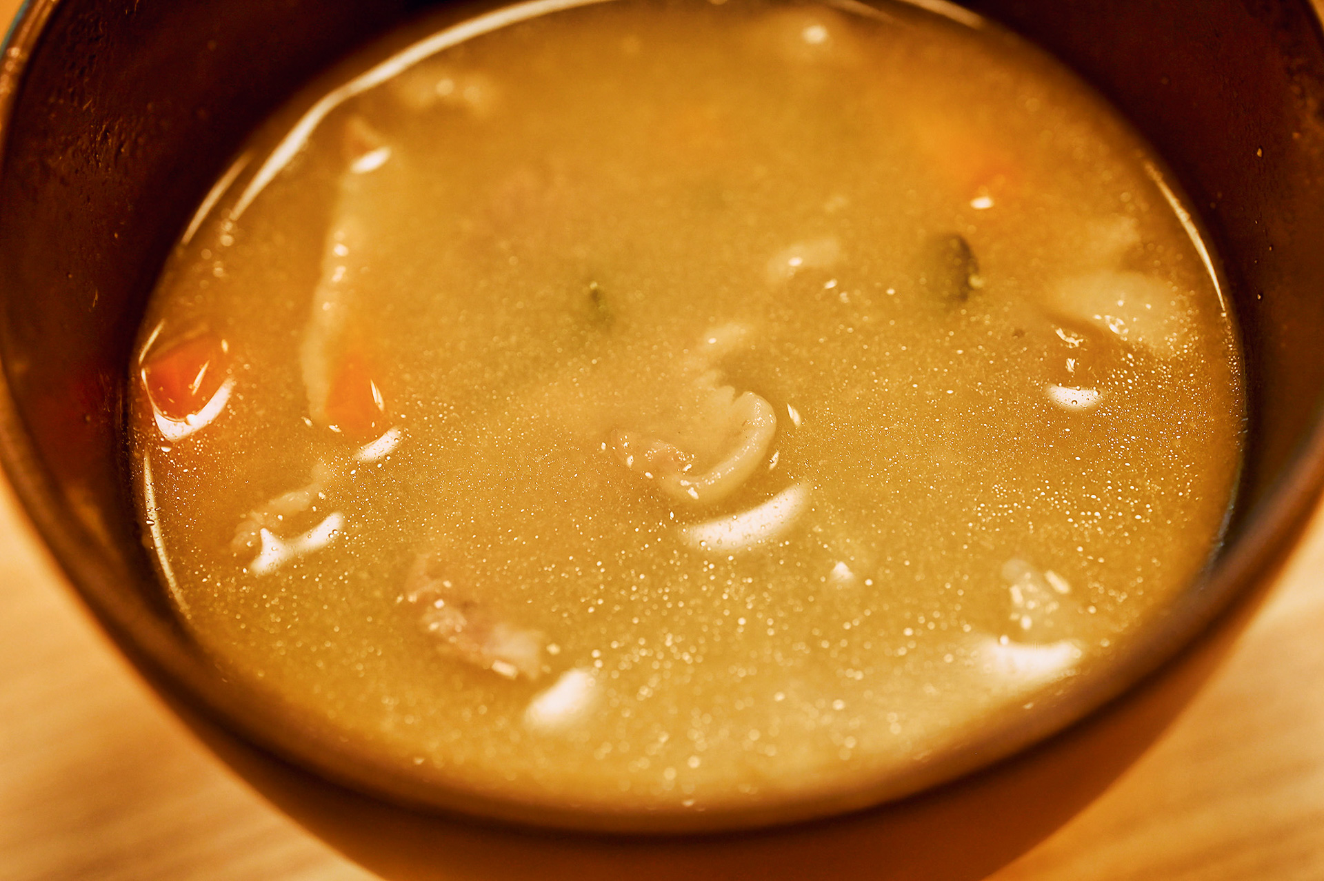 納豆に温泉卵、オクラがシルクサーモンの旨味を存分に引き出してくれる。豚汁はレンジで温めるだけ