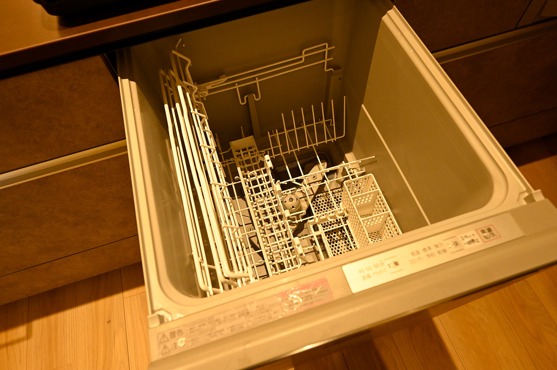 食事のあとは食洗機で簡単に皿を洗うことができる