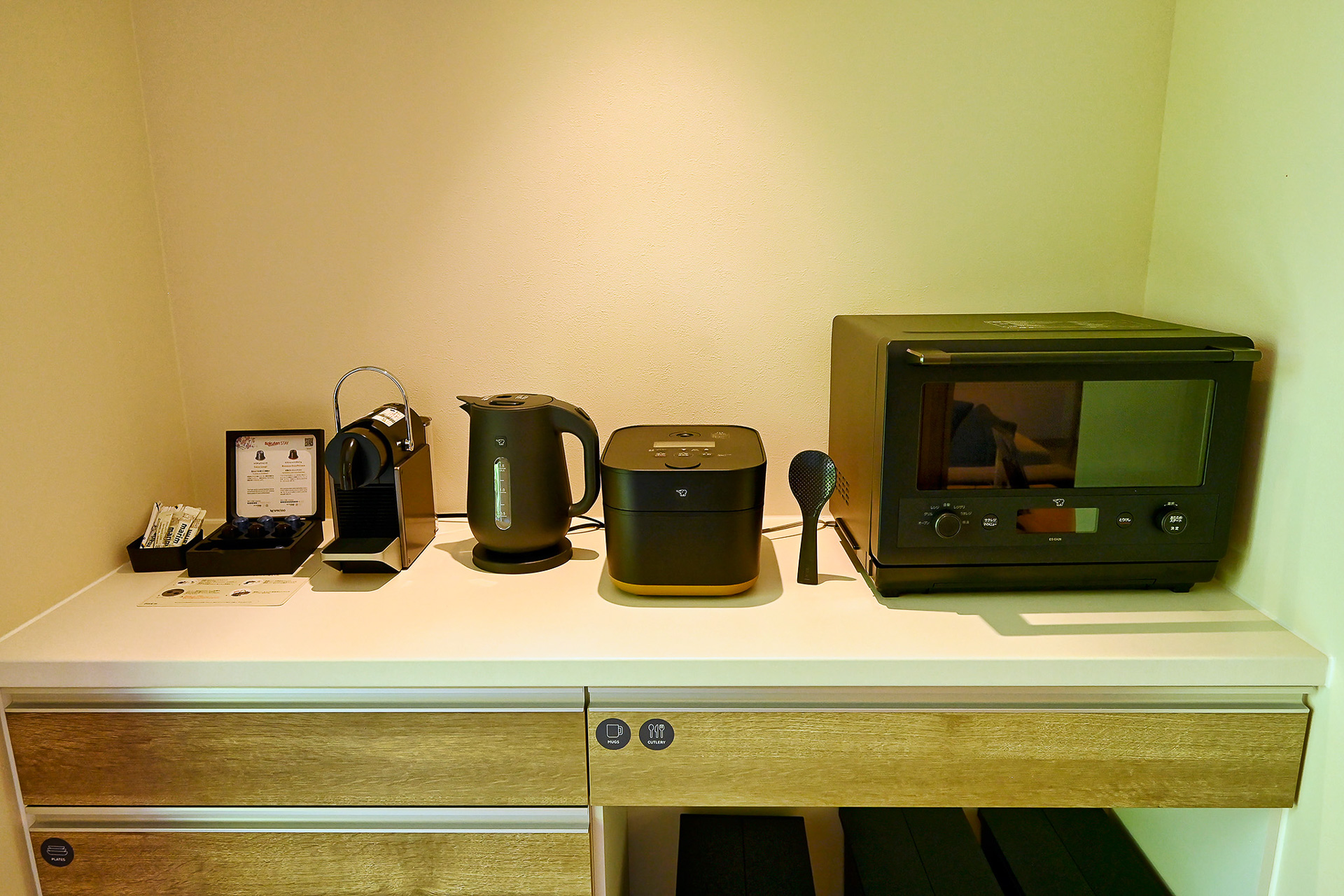 全部屋に充実の調理道具や食器類が完備されている