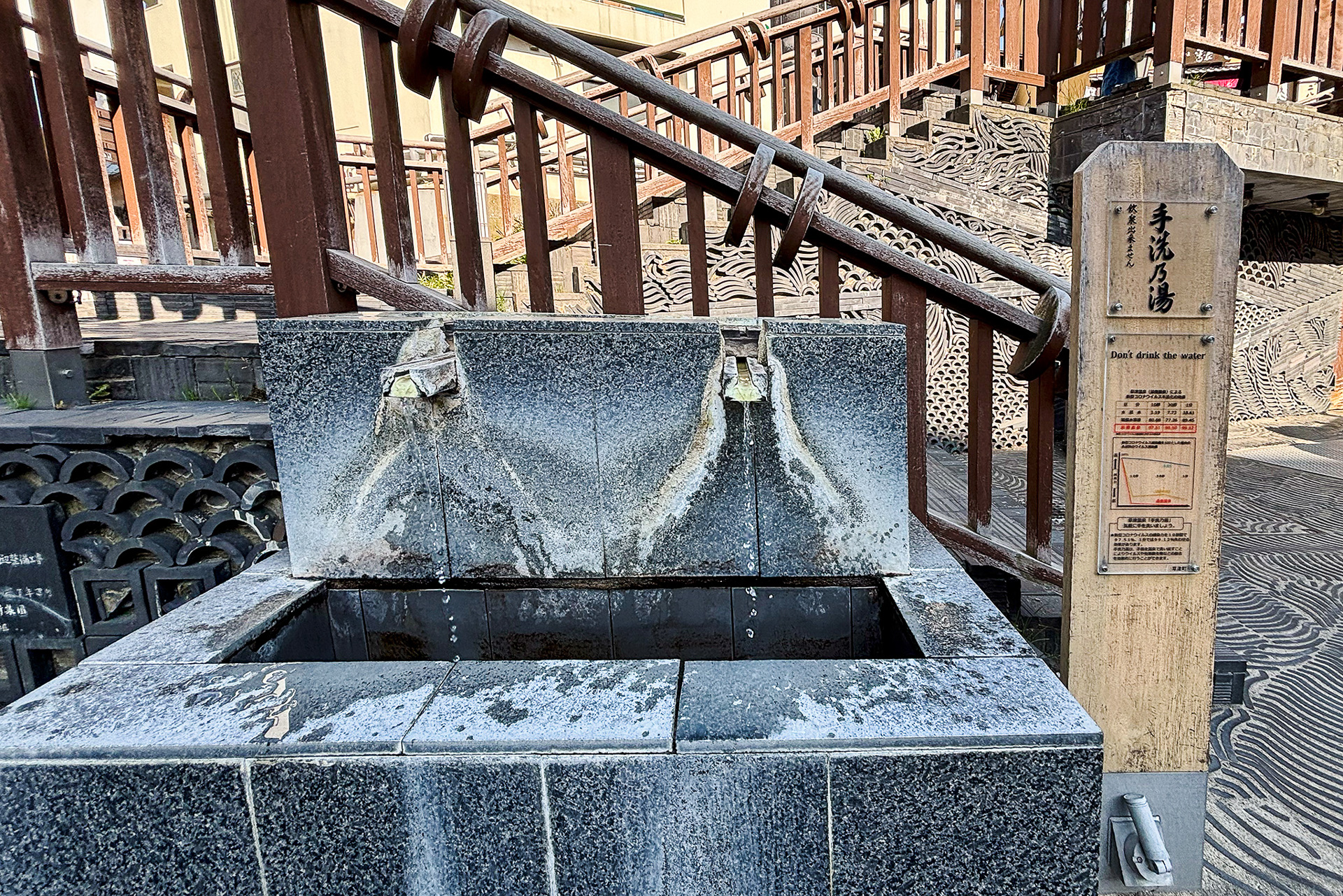 湯畑周辺には多くの観光客でにぎわう。ひと風呂浴びてからの散策も気持ちよかった