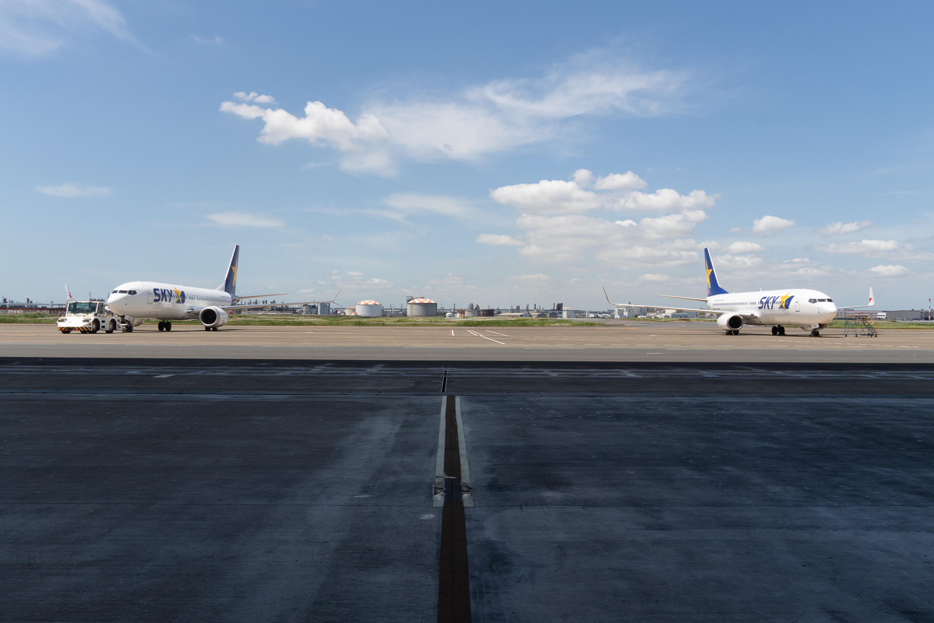 駐機するスカイマークのボーイング 737-8型機（左）と現行機の737-800型機（右）