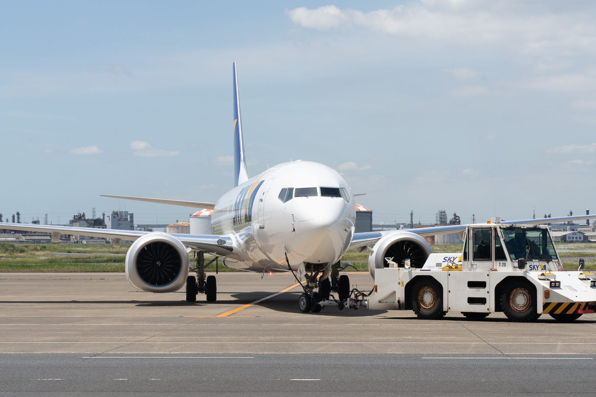 駐機場からハンガーへ入ってくる737-8型機