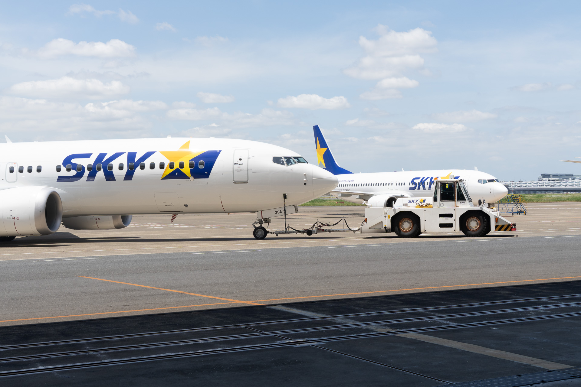 駐機場からハンガーへ入ってくる737-8型機