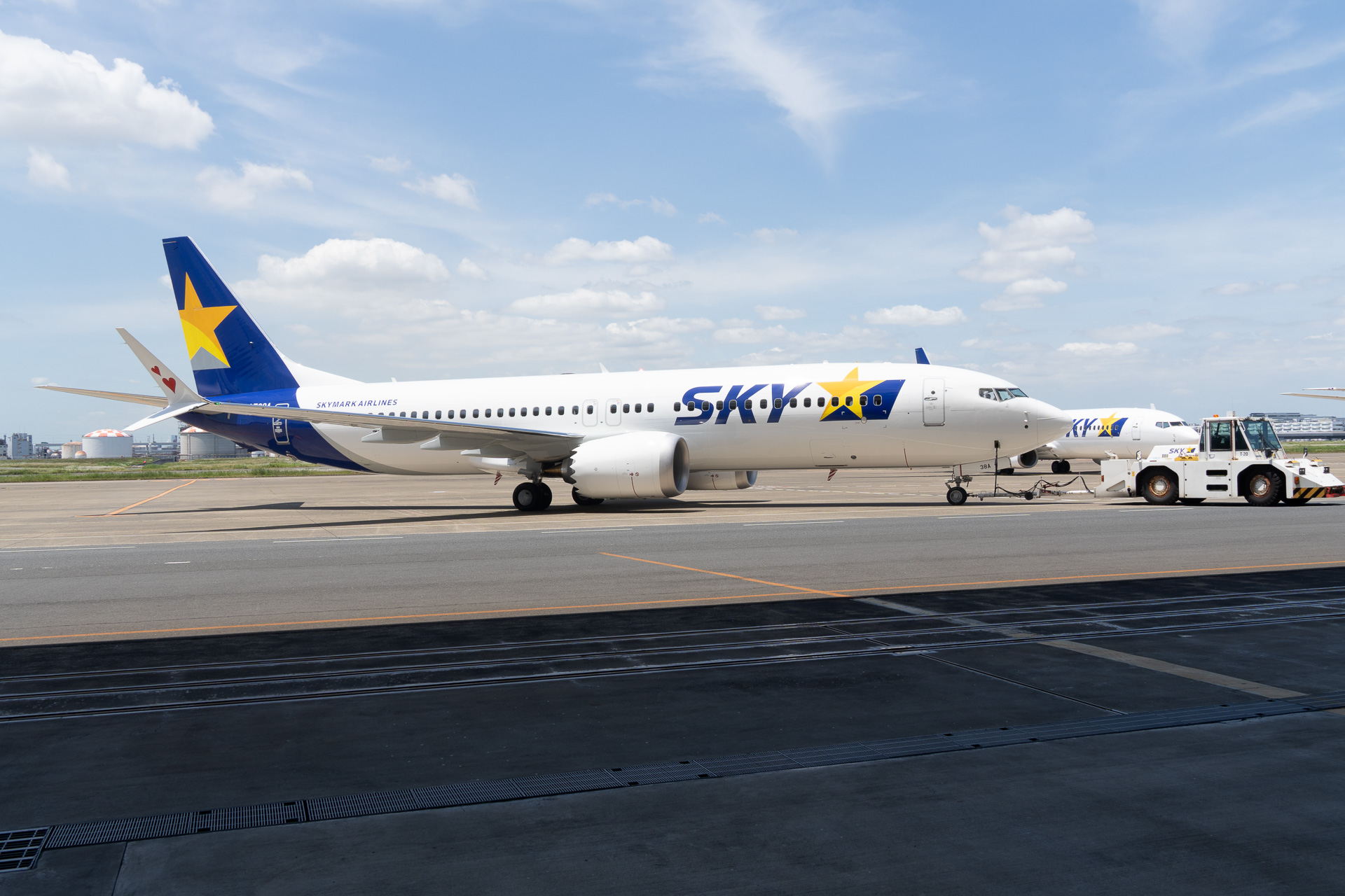 駐機場からハンガーへ入ってくる737-8型機