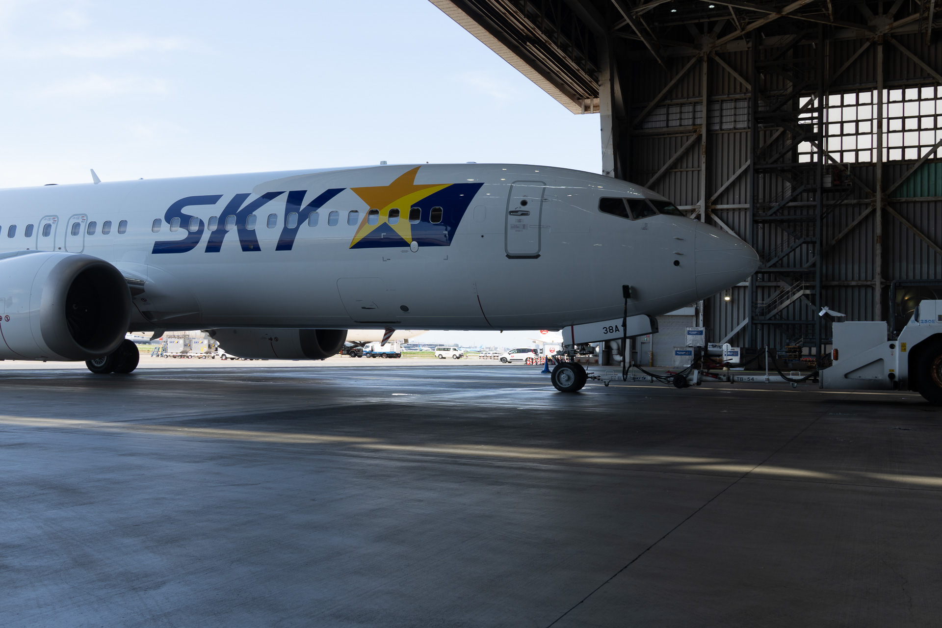 駐機場からハンガーへ入ってくる737-8型機