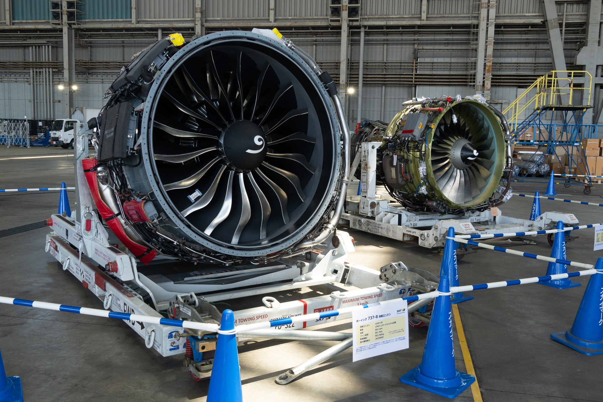 737-800のエンジン、CFM56-7B（右）と並べたところ。この写真では伝わりにくいが、LEAP-1Bの方が明らかに大きい