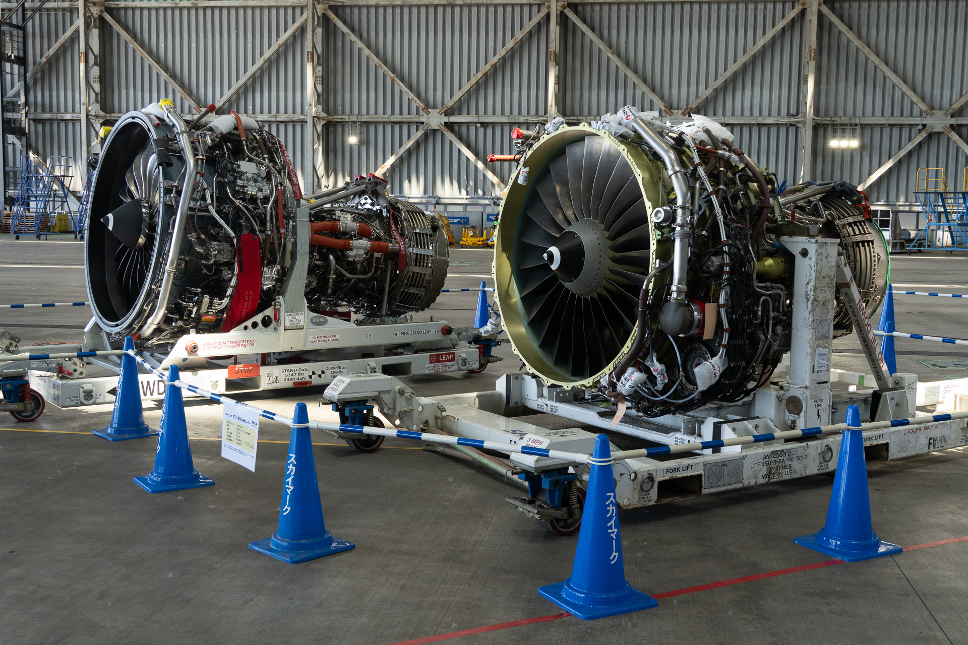 737-800のエンジン、CFM56-7B（右）と並べたところ。この写真では伝わりにくいが、LEAP-1Bの方が明らかに大きい
