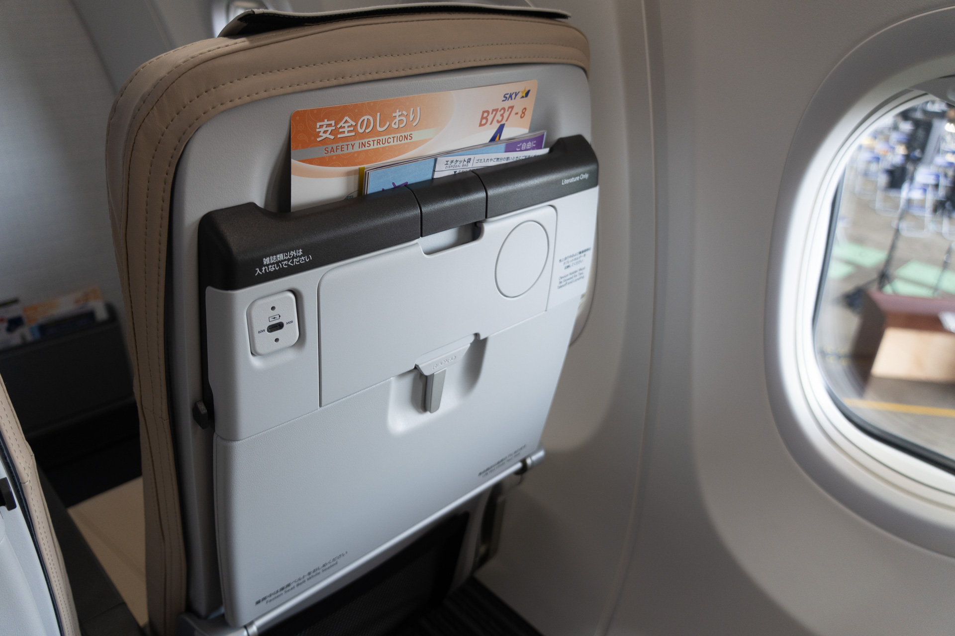 シート背面のテーブルとUSB充電ポート