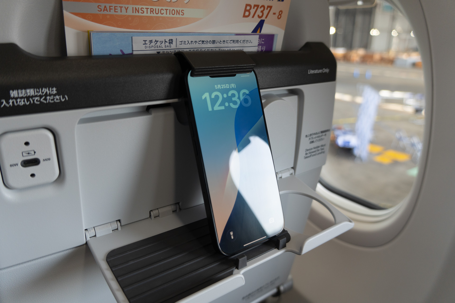 スマホは上部でクランプする仕組みなので、揺れても落ちる心配はない