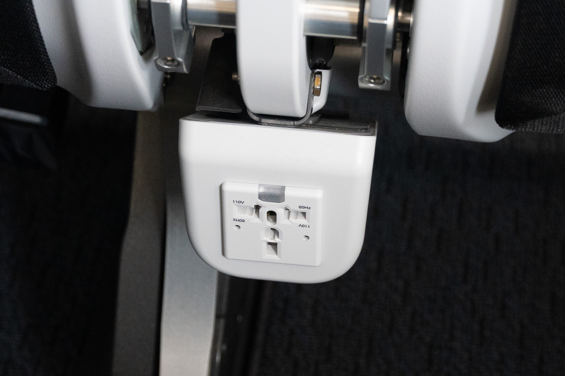 ACコンセントは3席に2口ずつ用意している