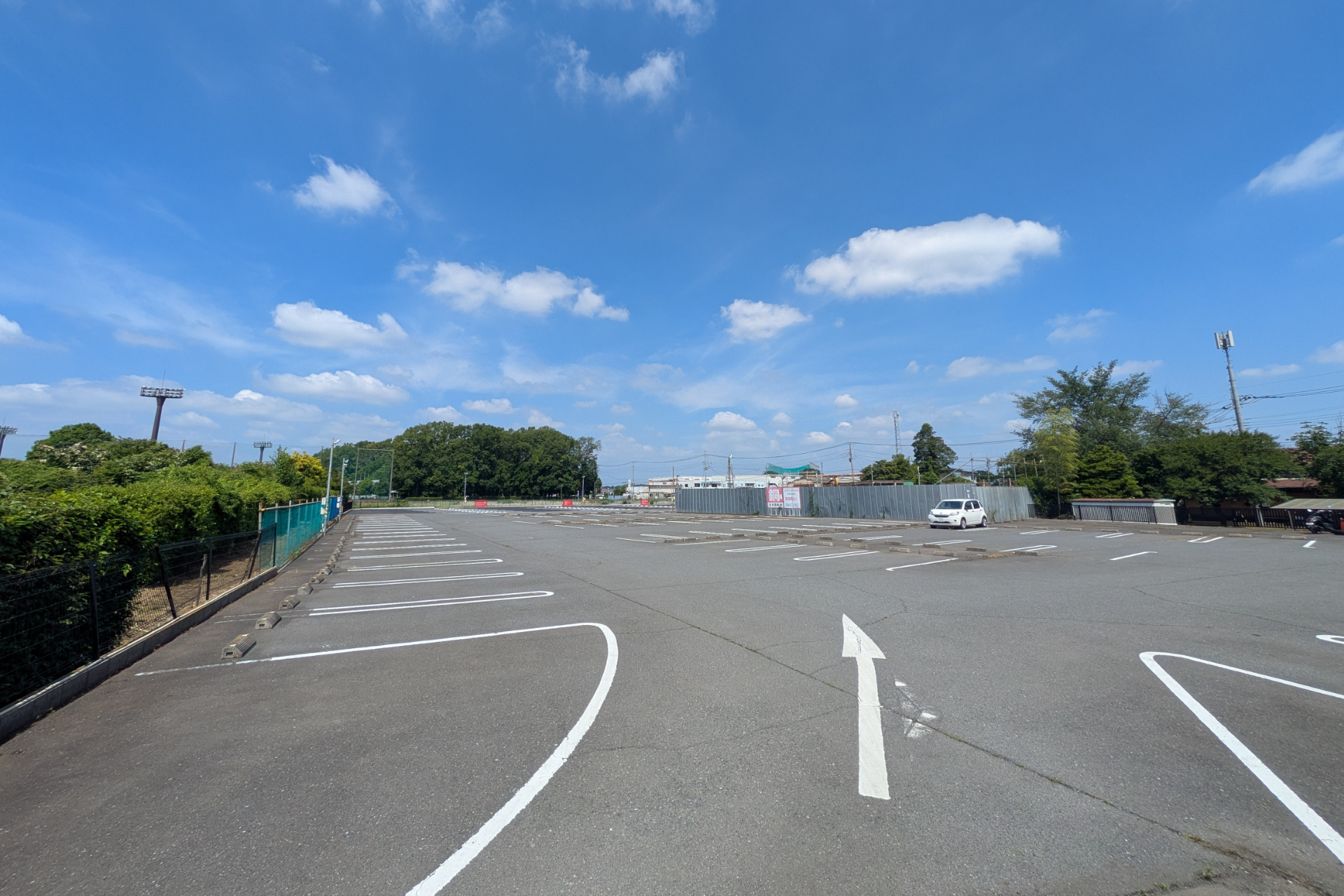 裏手にも広大な駐車場が。最寄りのバス停から10分ほど歩くので、クルマがあればかなり便利