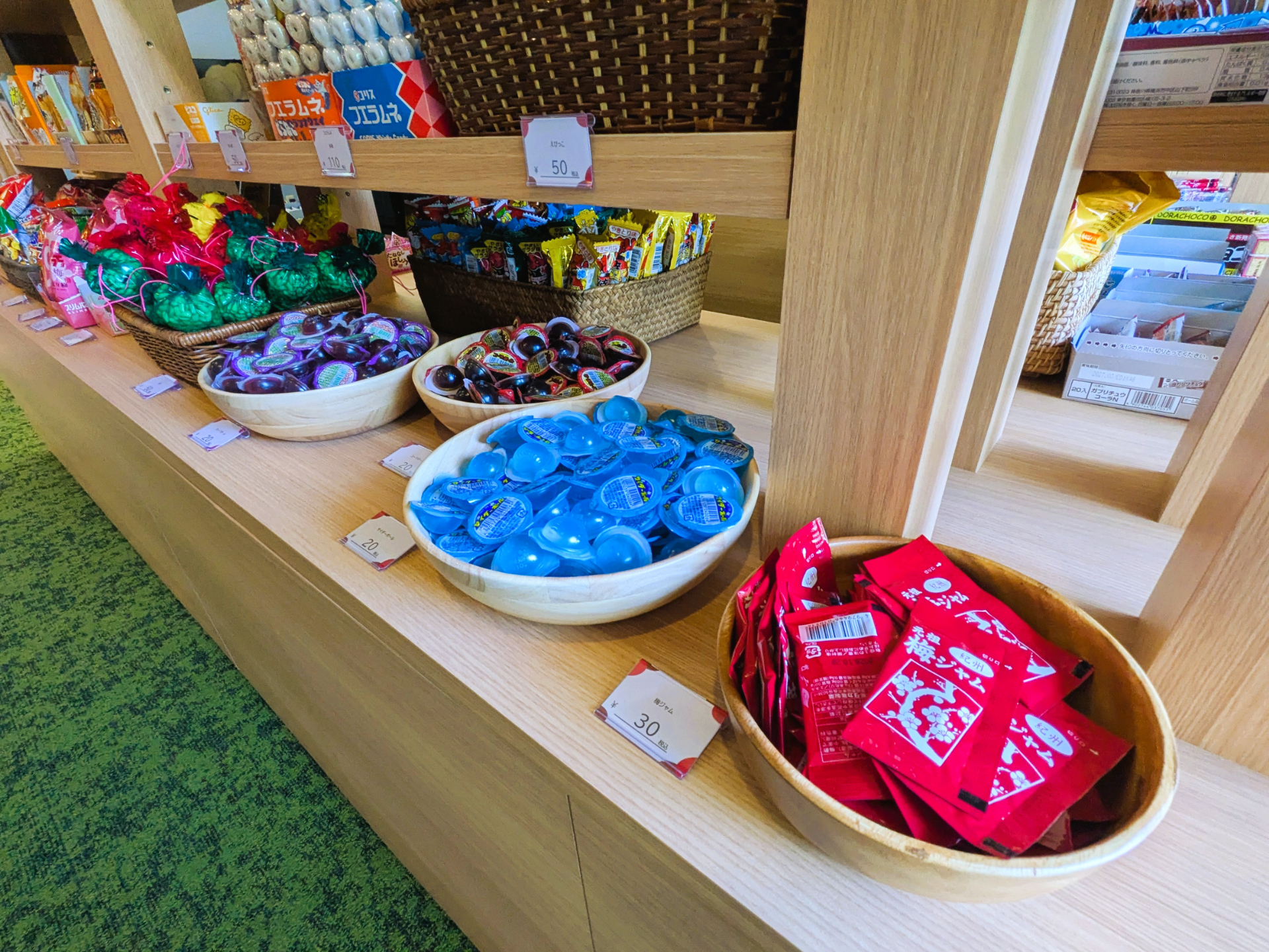 なつかしの駄菓子が所せましと。世代を超えて愛されている駄菓子たちはキッズというより大人に刺さりそう