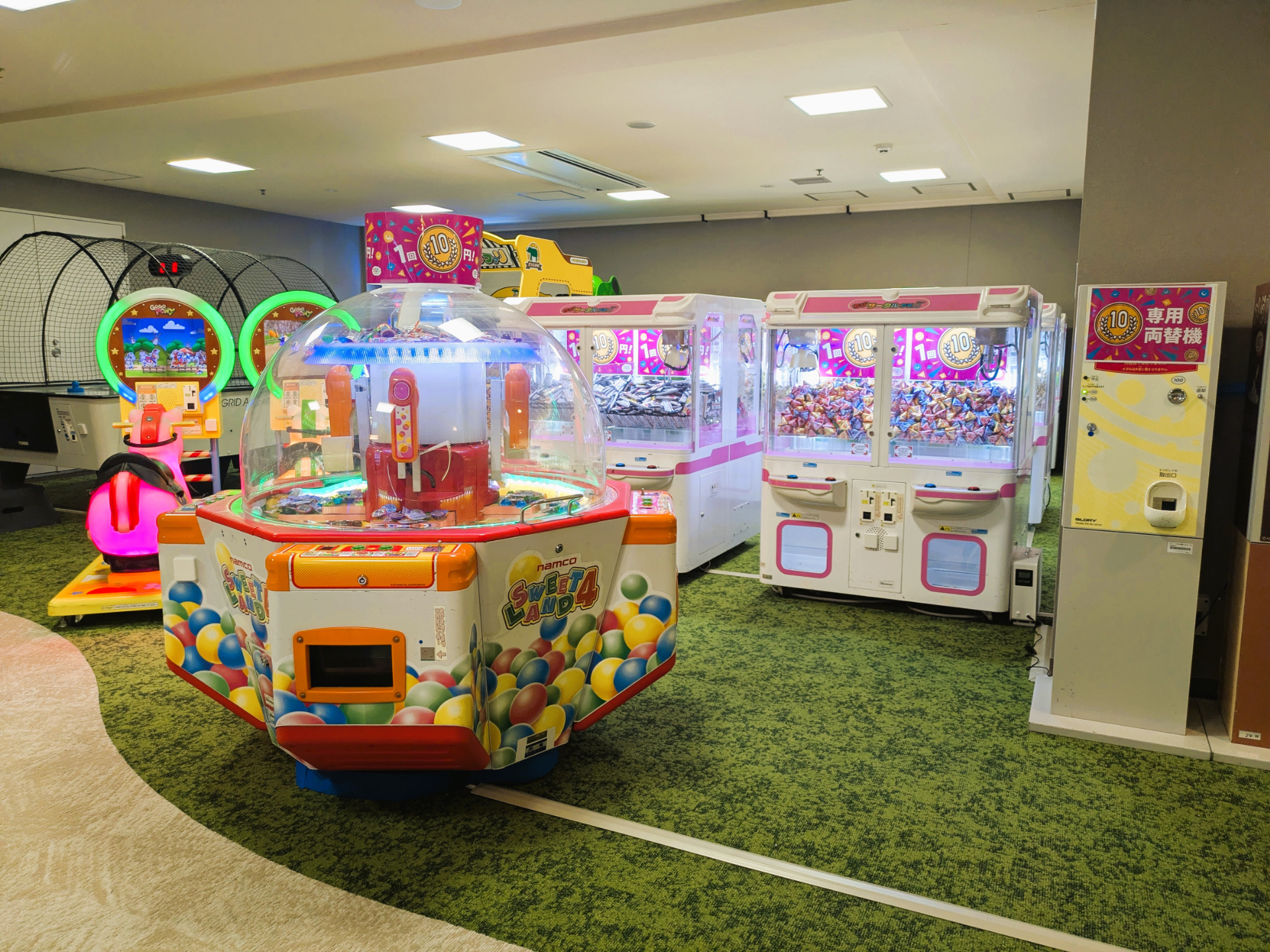 クレーンゲームが多い。子供用に設定しているのか、それともものすごいツワモノなのか、遊んでいた招待客のお子さまはひょいひょい景品をとっていた