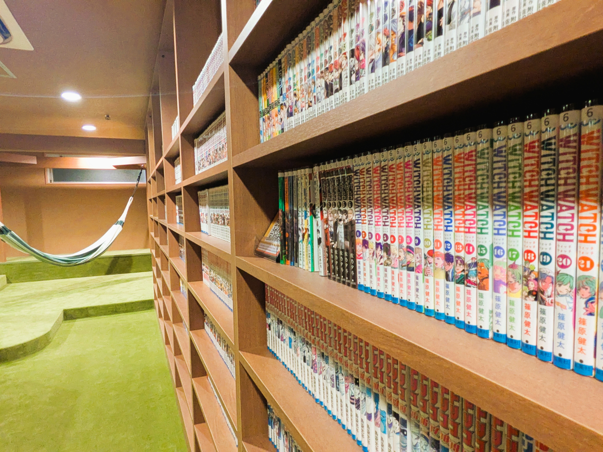 基本的には完結しているマンガを取り揃えているとのこと。少女漫画も多く、なつかしのあの作品を読み返したくなるかも。蔵書のQRコードがあるので検索も簡単