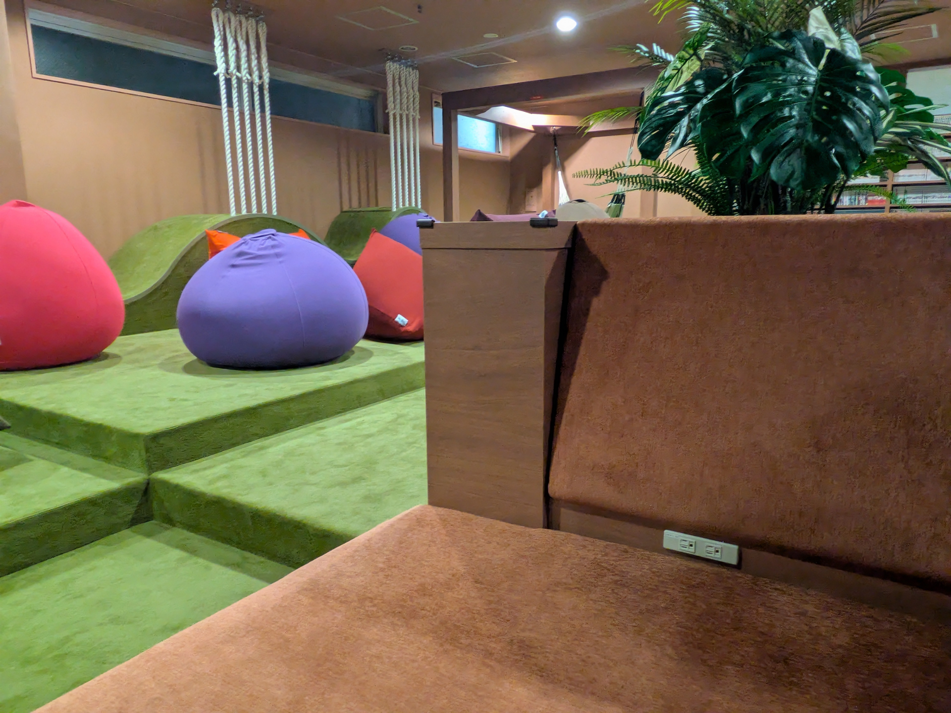 コンセントも。館内にはフリーWi-Fiがあるので、自分のデバイスを持ってきて視聴するのもOK。音が出ないよう、ヘッドフォンを忘れずに
