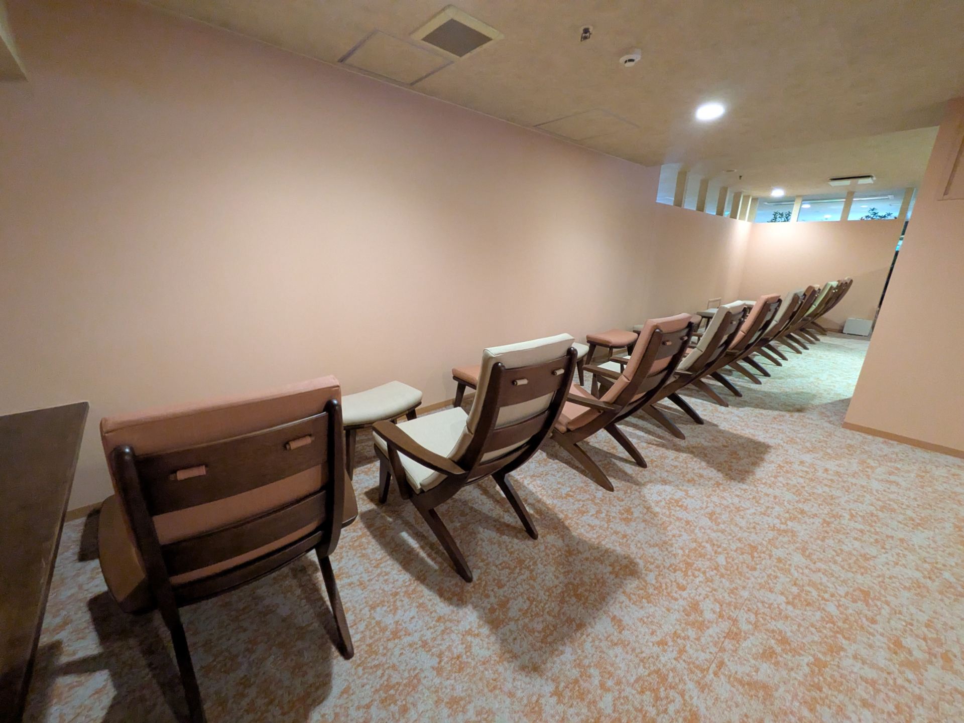 オットマンに足をのせてリラックス。壁のほうを向いているから、周囲もあまり気にならない