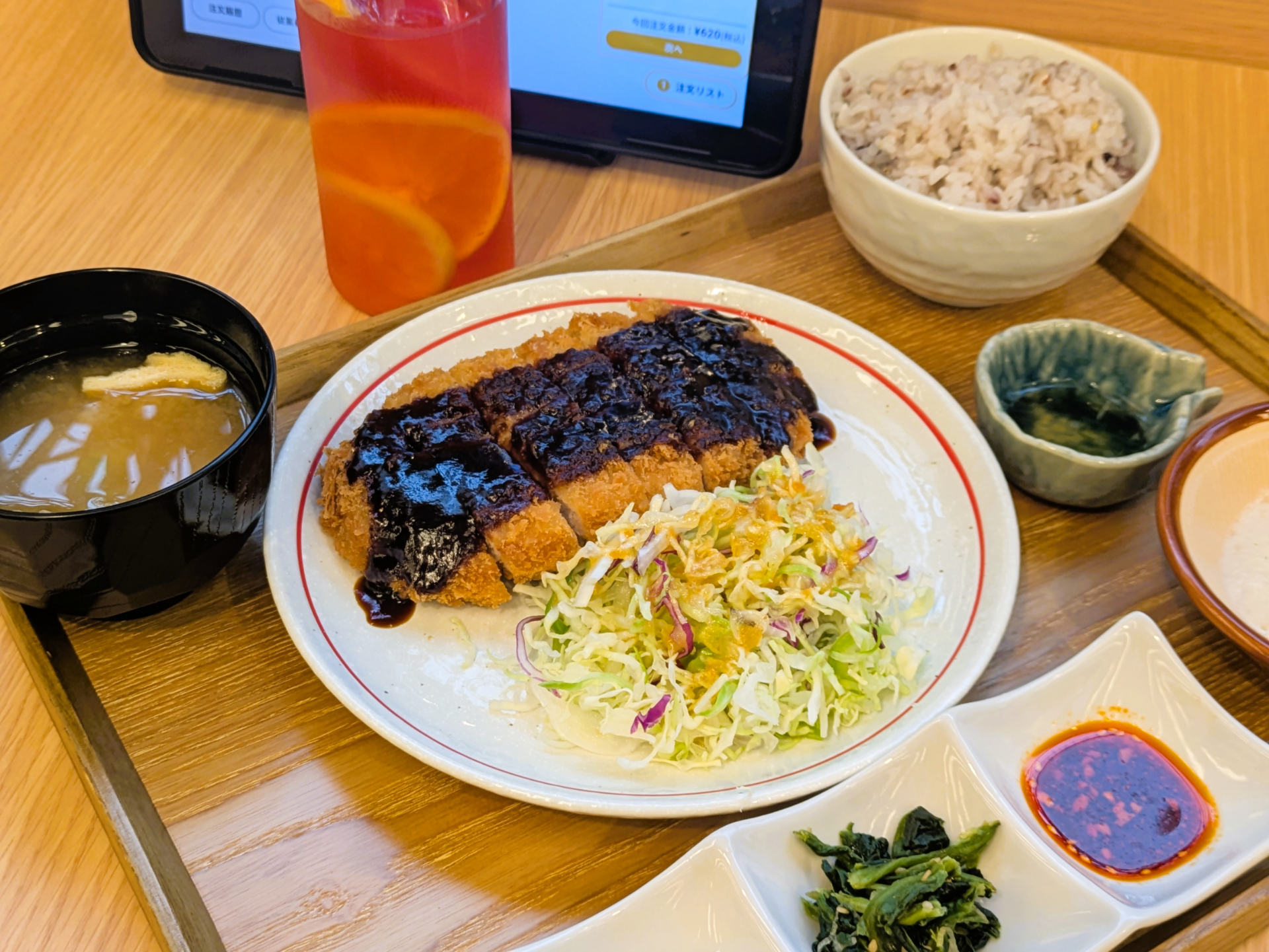 おすすめ定食「みそかつ定食」（1250円）。とろろや豆腐などのお惣菜も付いていてバランスがいい。甘しょっぱい濃い味付けはサウナで汗をかいたあとにぴったり