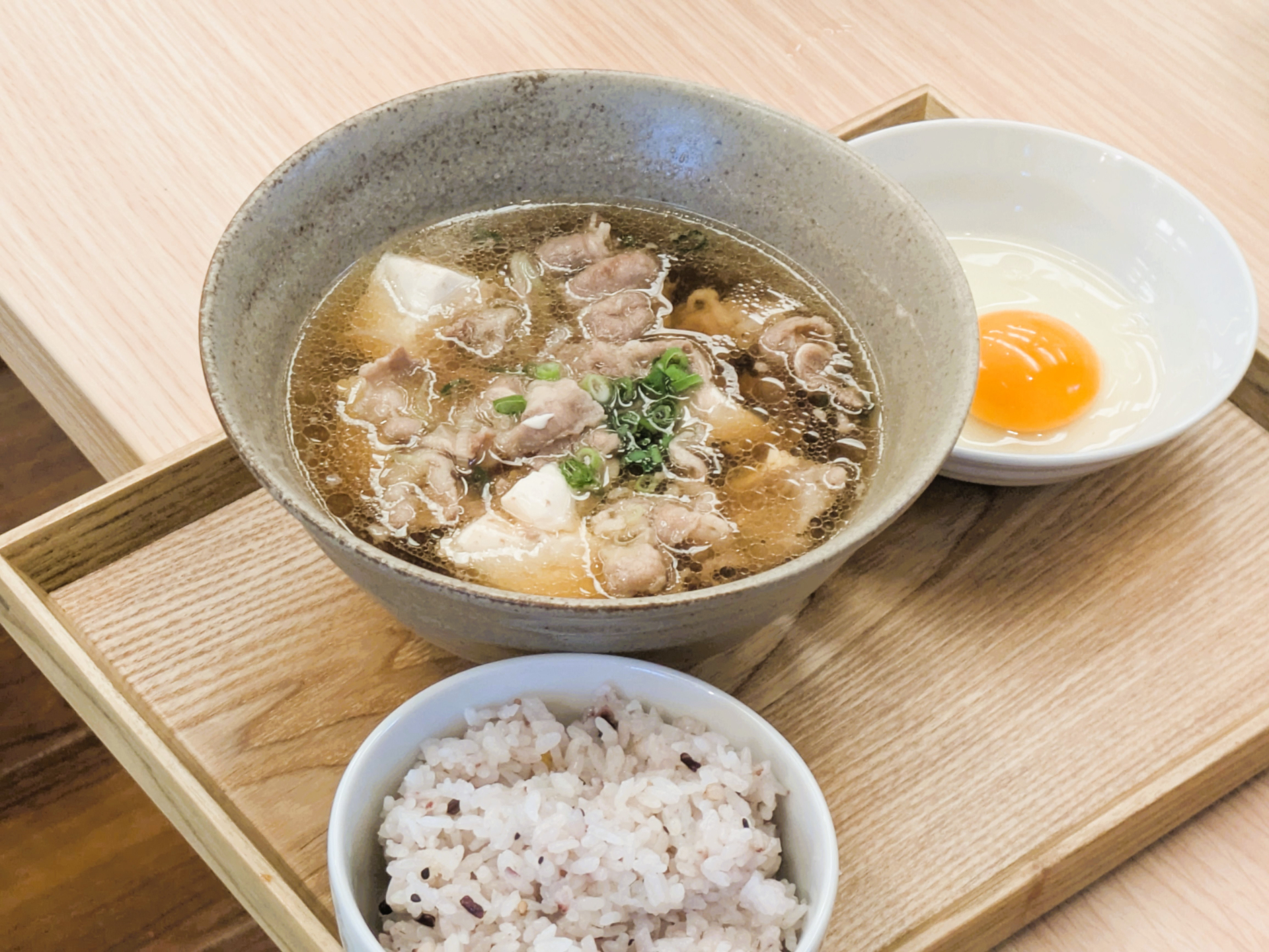 こちらもおすすめ「肉すいとたまごかけごはん定食」（1200円）。関西人も「本格的！」と絶賛する味わい。タンパク質がたっぷりでこちらもがっつり系